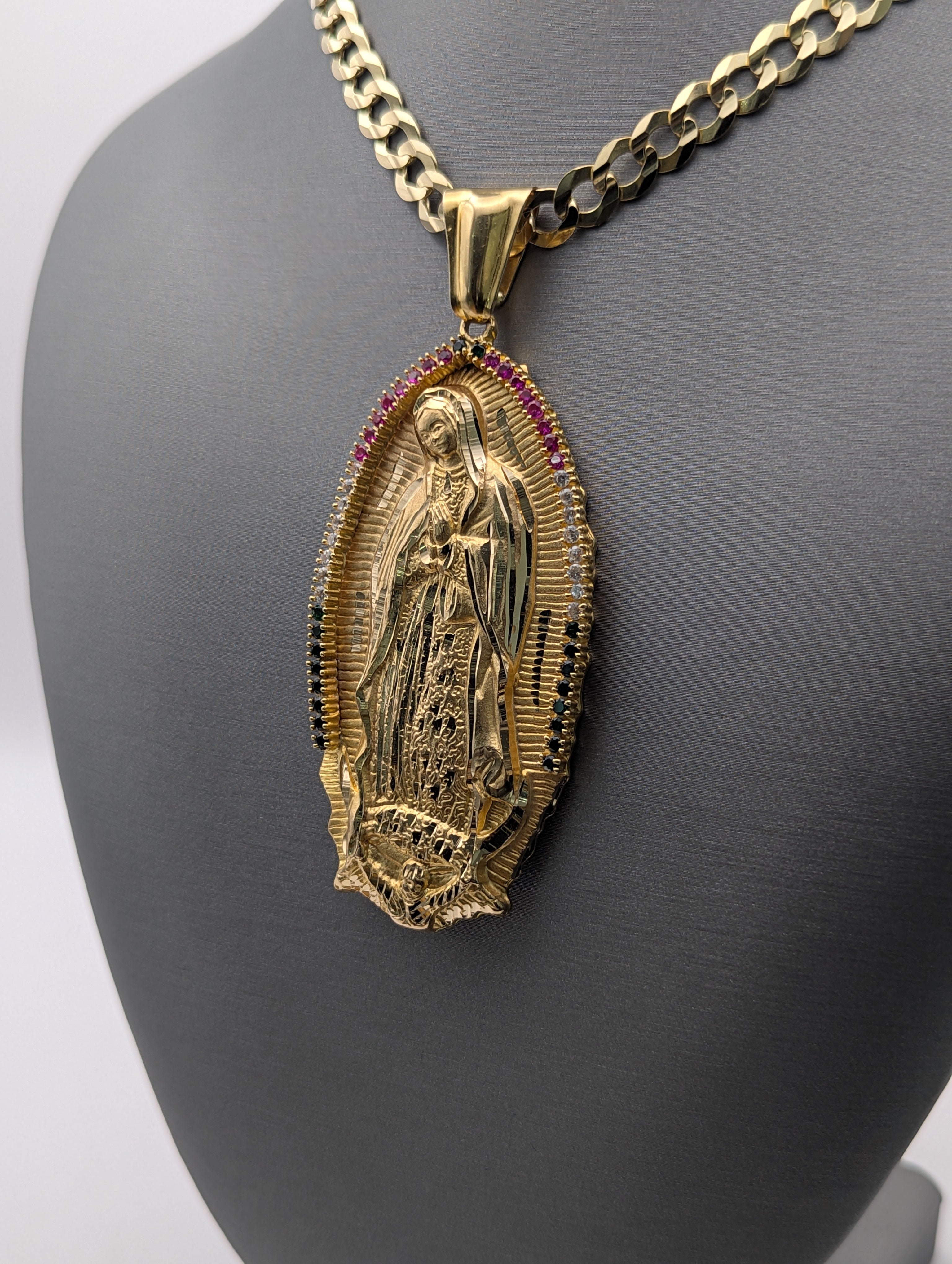 Colgante Guadalupe de oro de 14K con circonitas cúbicas