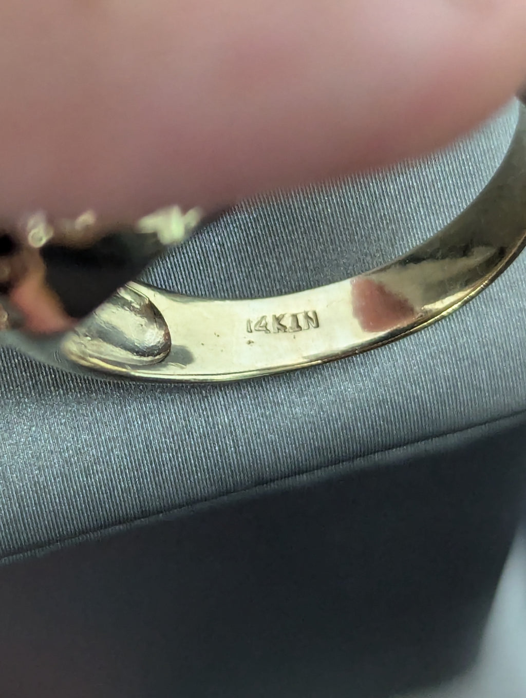 Anillo de la Virgen María con ancla tricolor de oro de 14K
