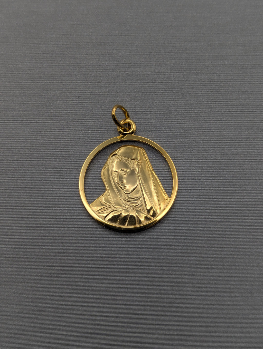 Colgante de 14K en oro amarillo con la cabeza de María
