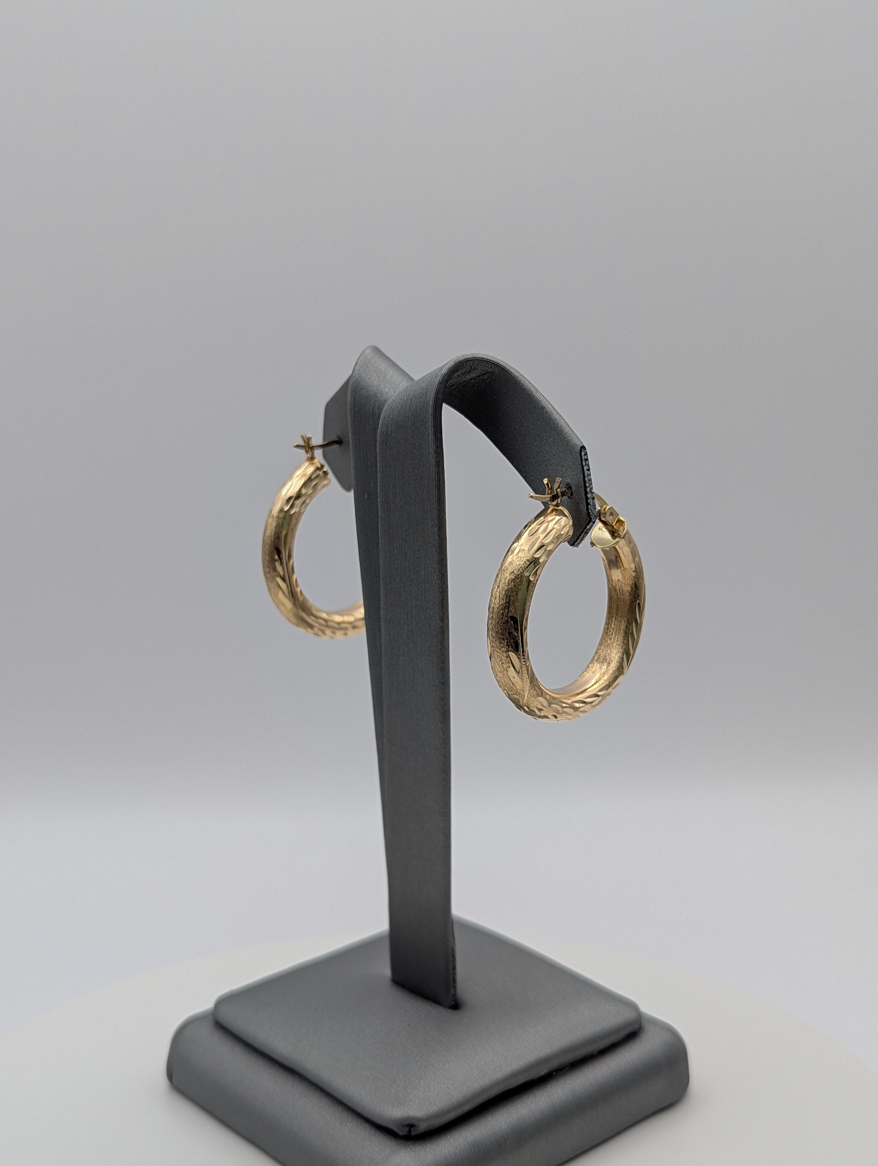 Pendientes de aro de oro amarillo de 14 quilates con corte de diamante y acabado satinado
