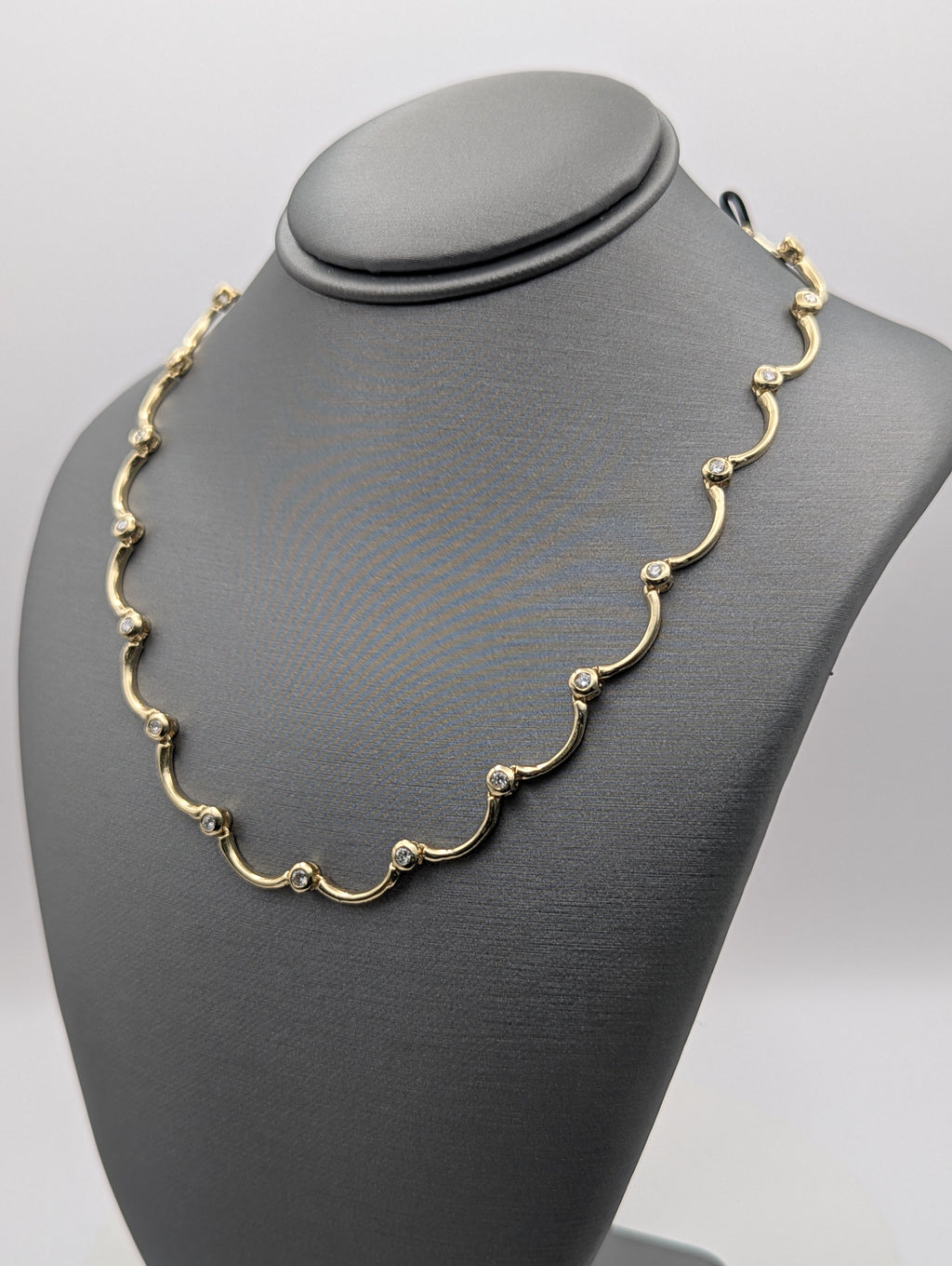 Collar de oro amarillo de 14K con diamantes