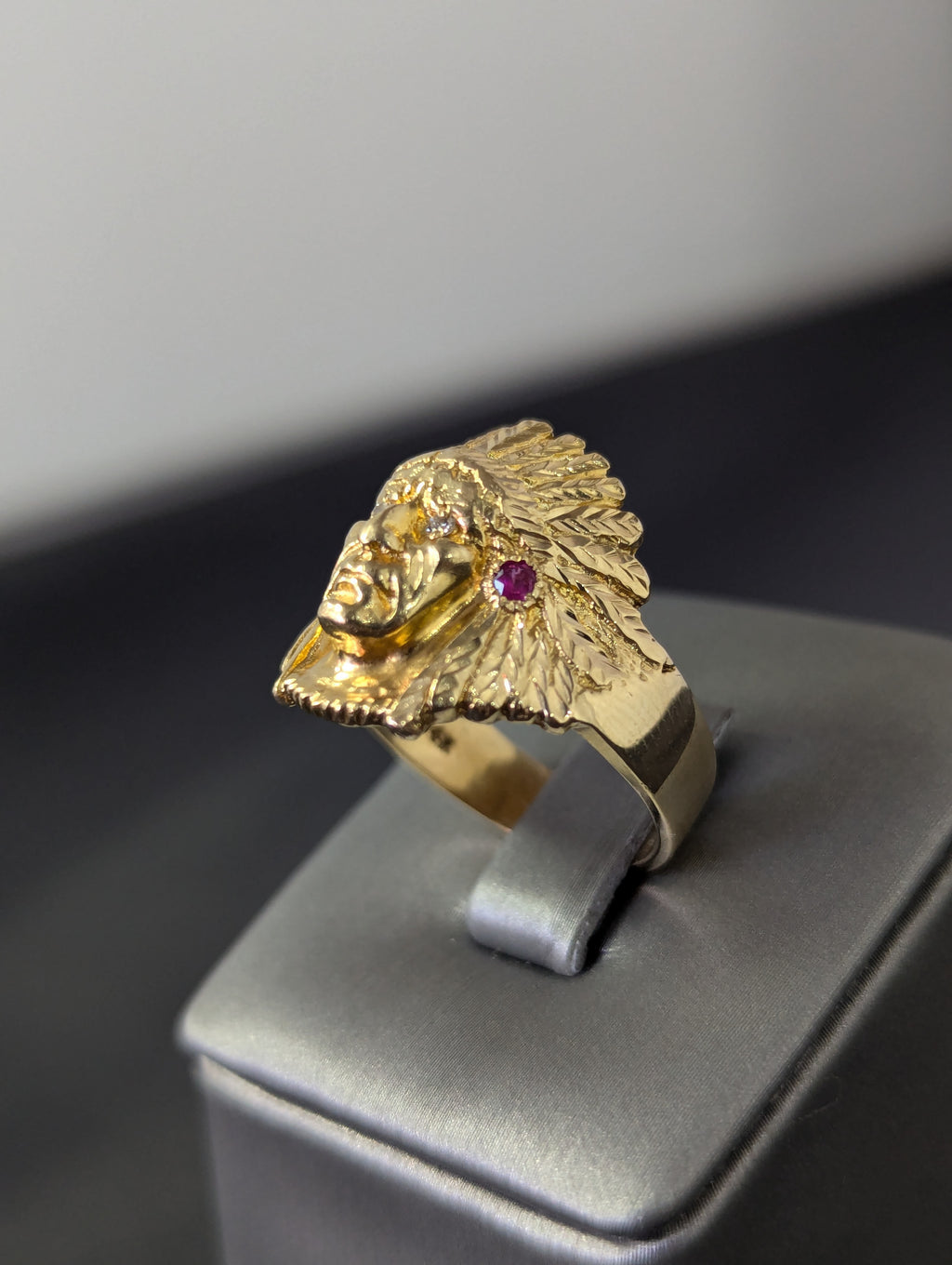Cabeza de indio en oro amarillo de 14K con circonita cúbica