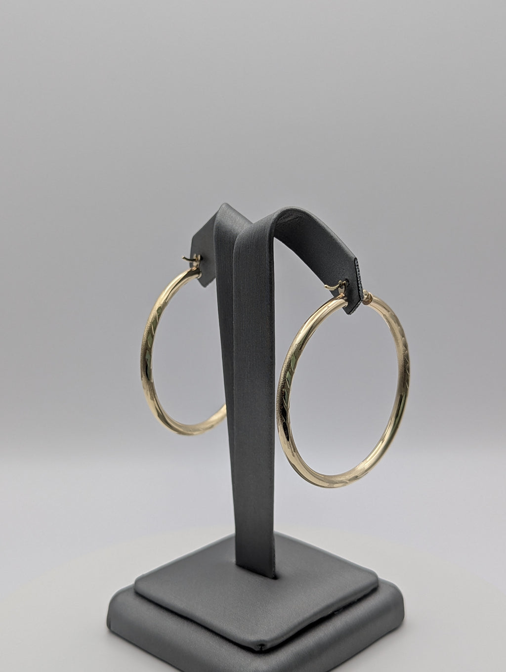 Pendientes de aro de oro amarillo de 14 quilates con corte de diamante y acabado satinado