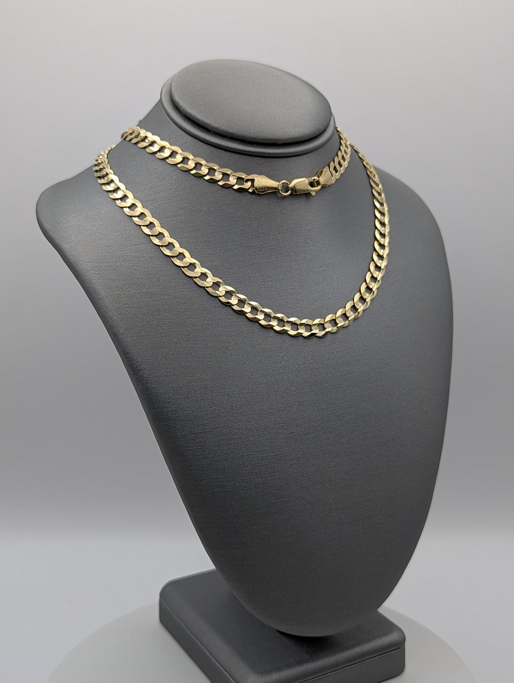 Cadena de eslabones tipo barbada de oro amarillo de 14K