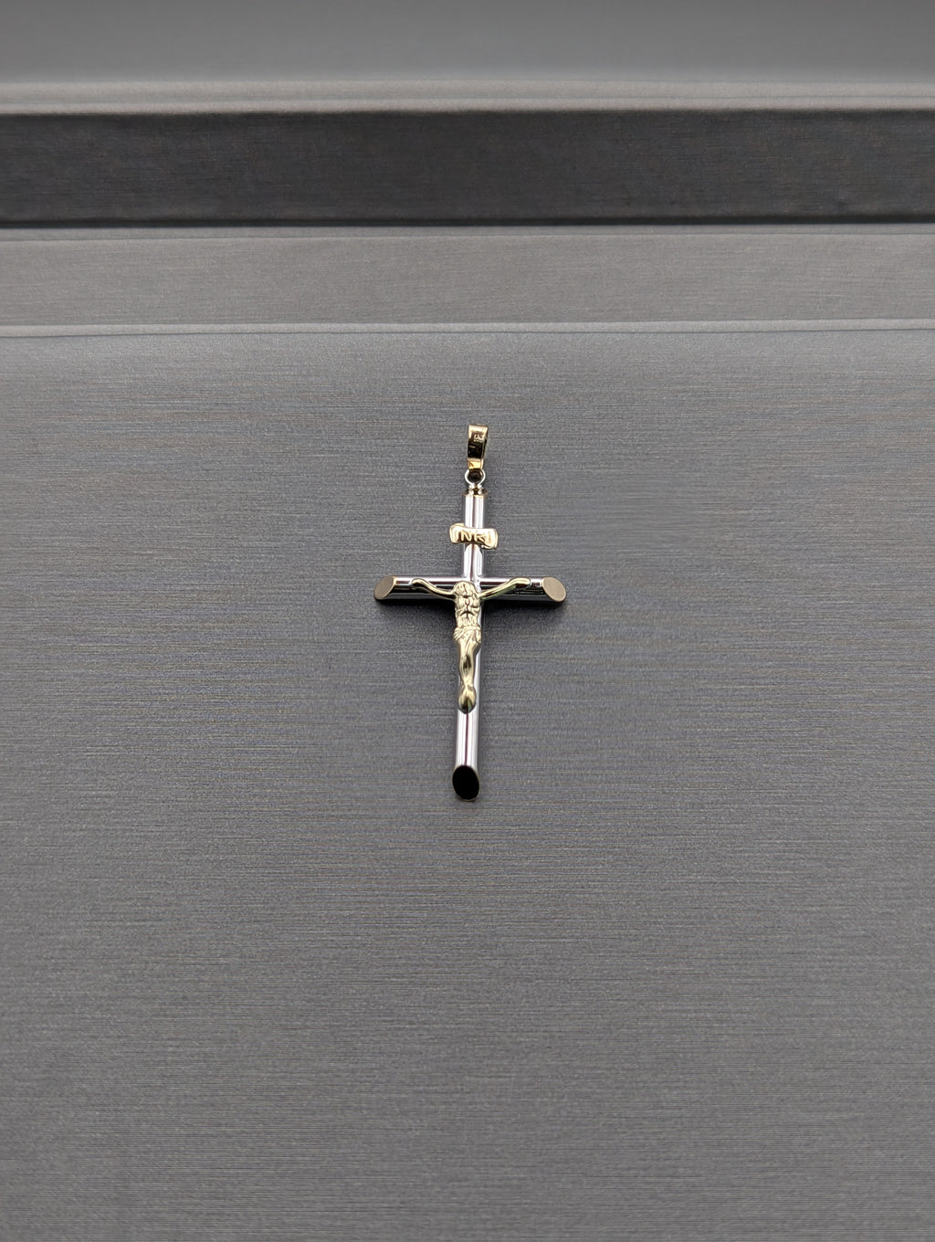 Colgante de Crucifijo de Oro Blanco/Amarillo de 14K