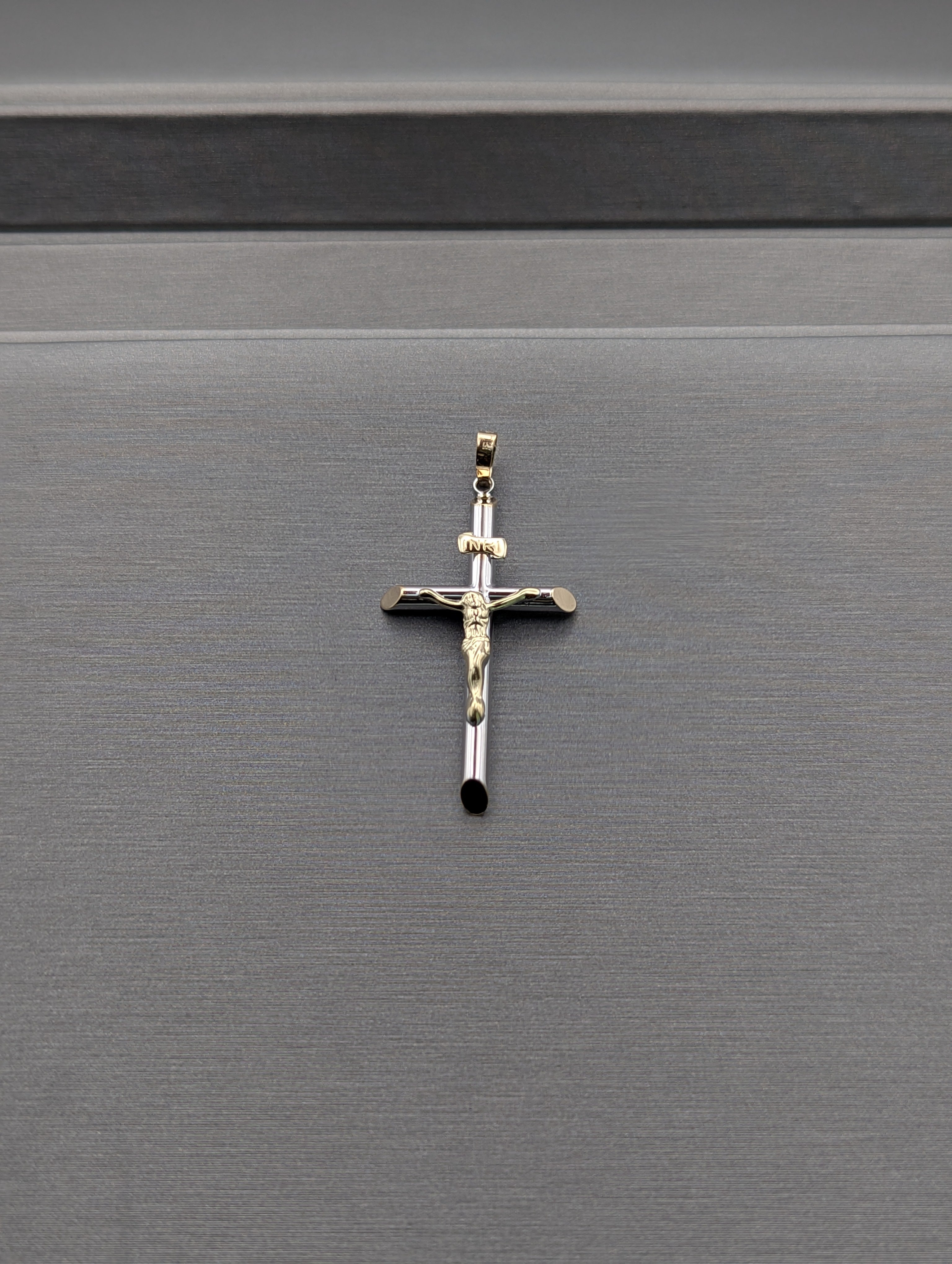 Colgante de Crucifijo de Oro Blanco/Amarillo de 14K