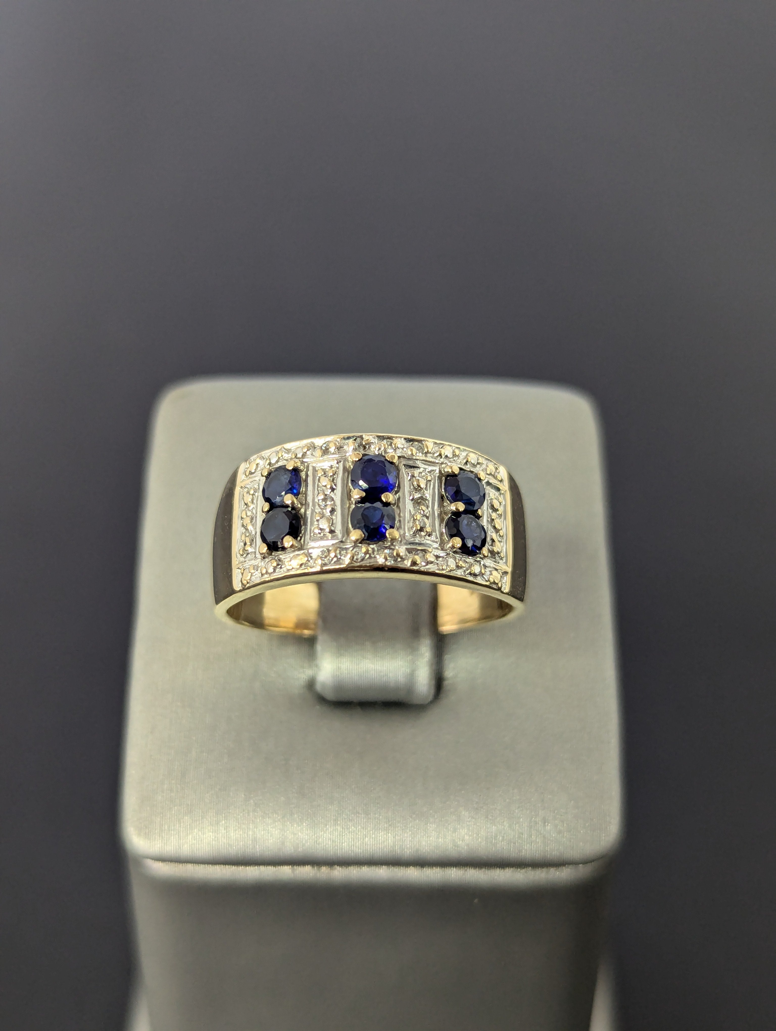 Anillo bicolor de oro de 14 quilates con circonita cúbica azul