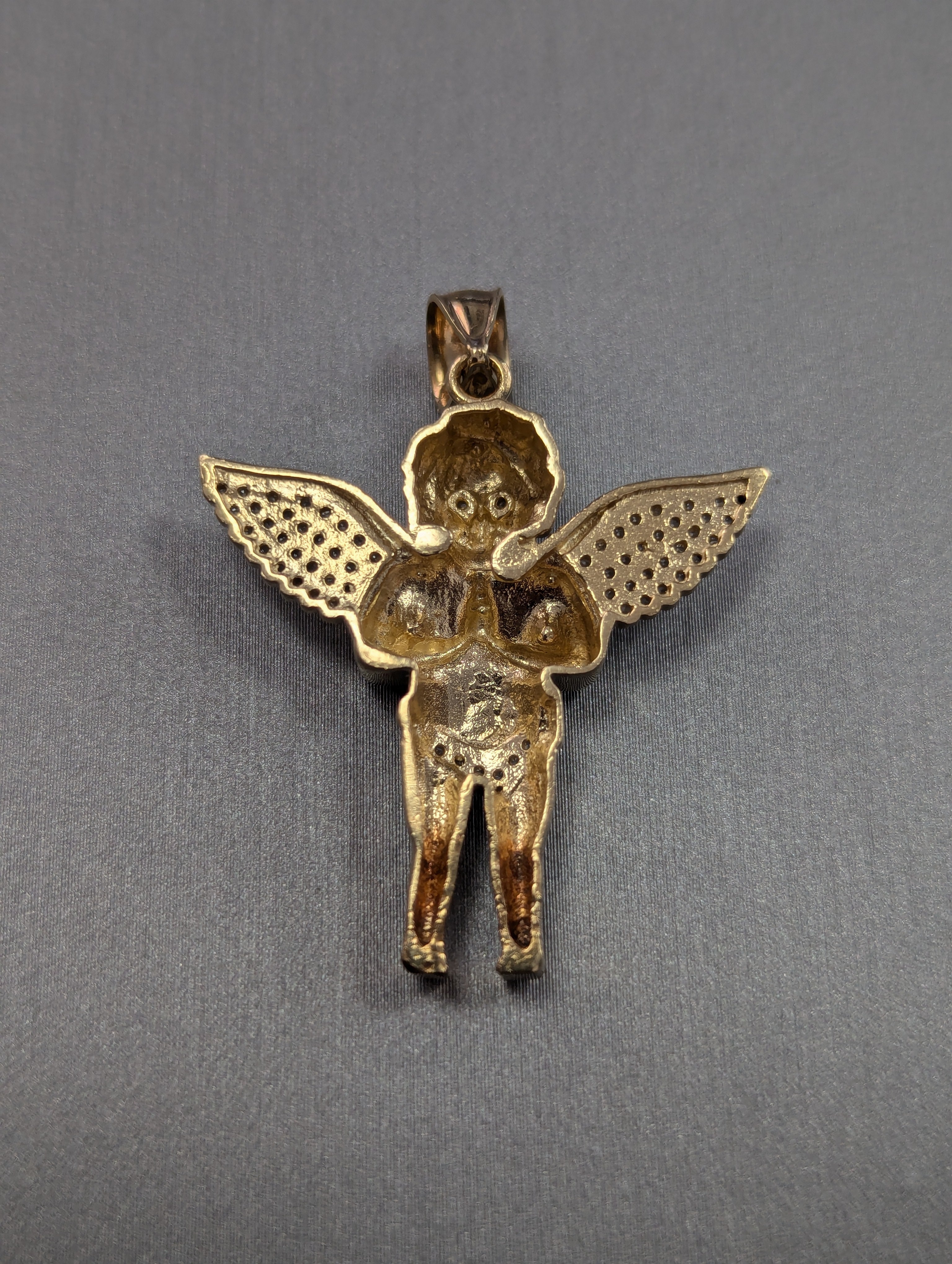 Colgante Querubín Rezando de Oro Amarillo de 14K con Circonitas Cúbicas