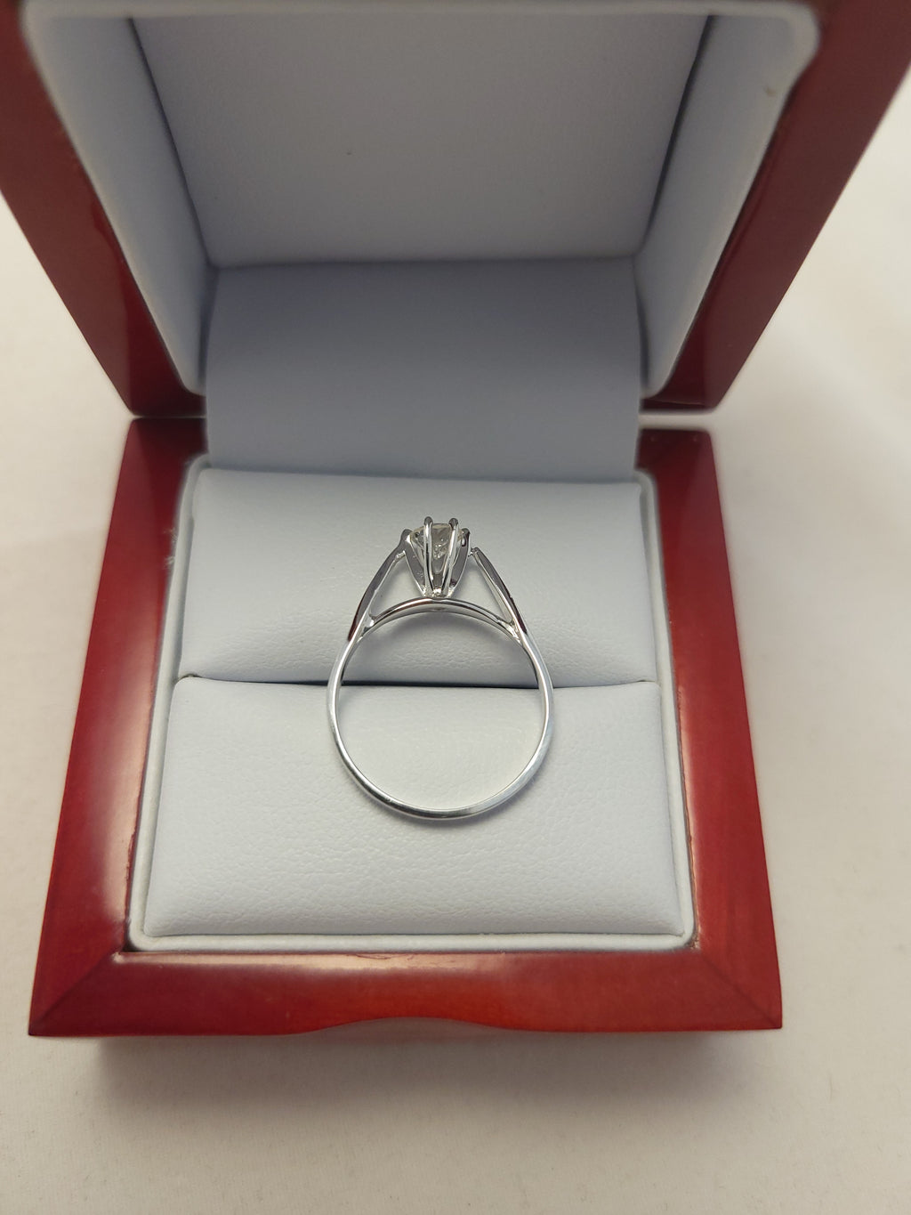 Anillo solitario de oro blanco de 14 quilates
