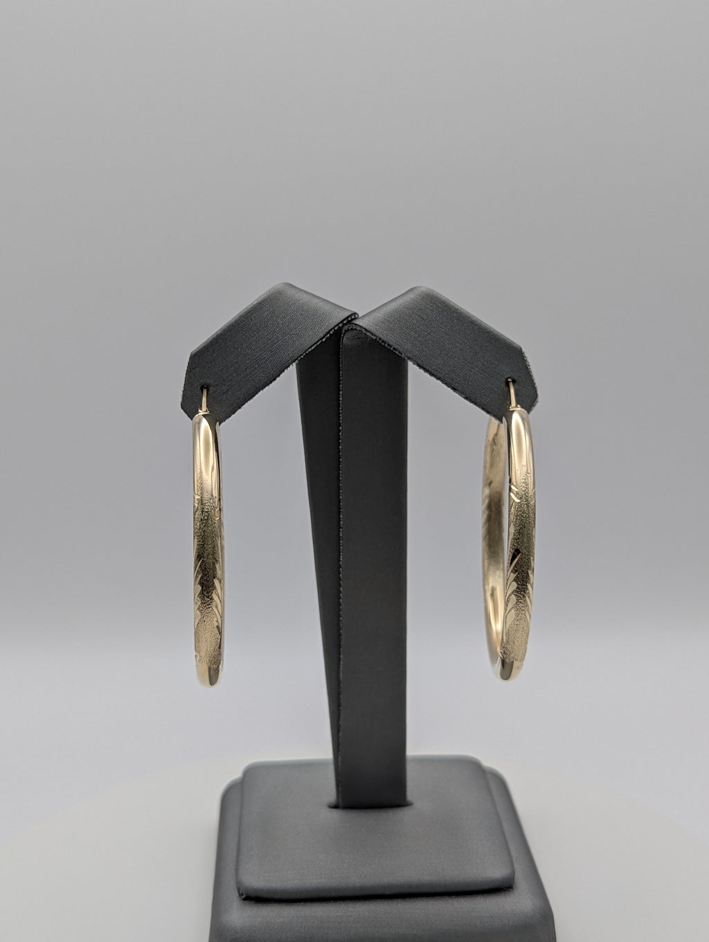 Pendientes de aro de oro amarillo de 14 quilates con corte de diamante y acabado satinado