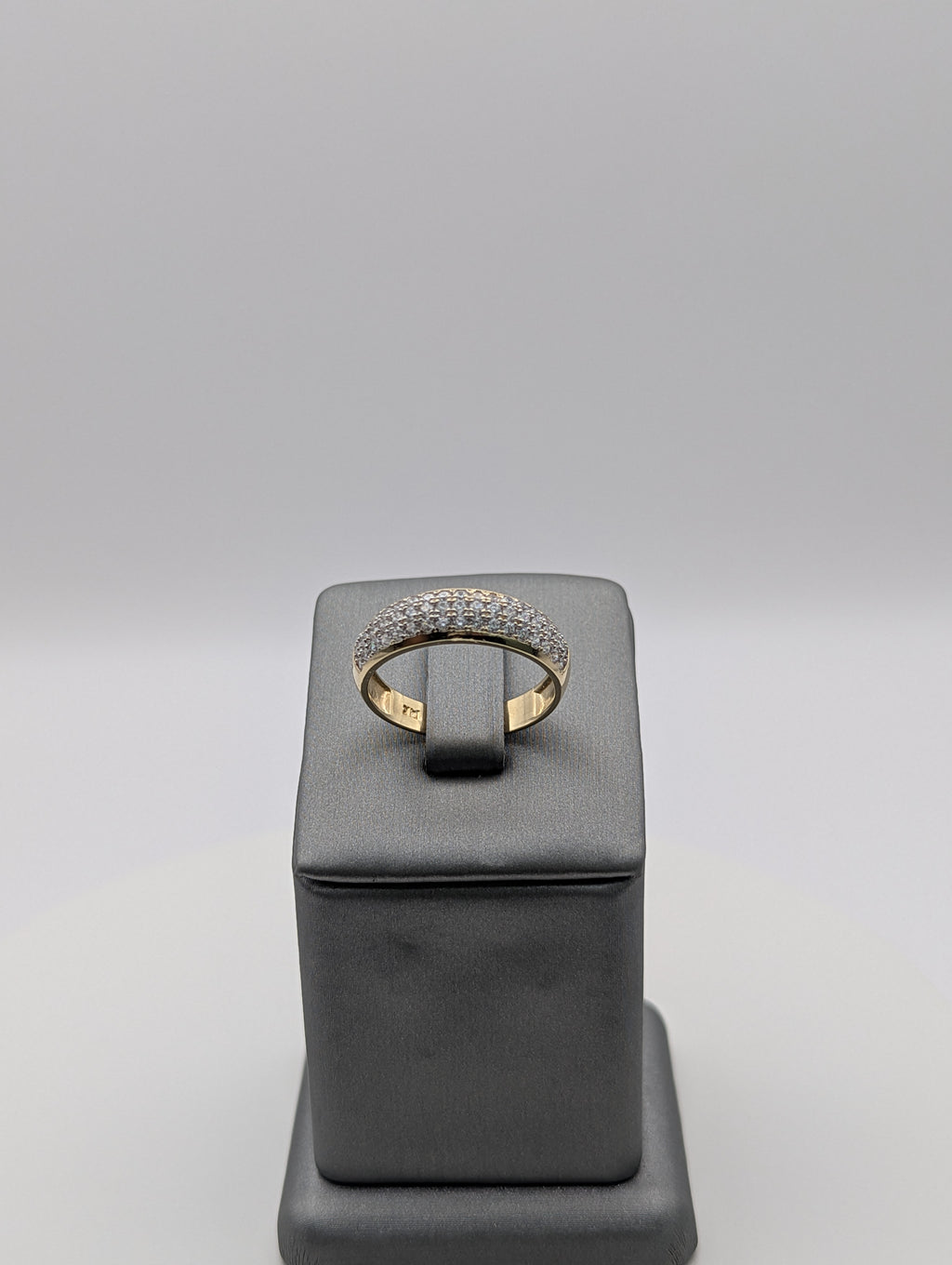 Anillo de boda de oro amarillo de 14K con circonitas cúbicas