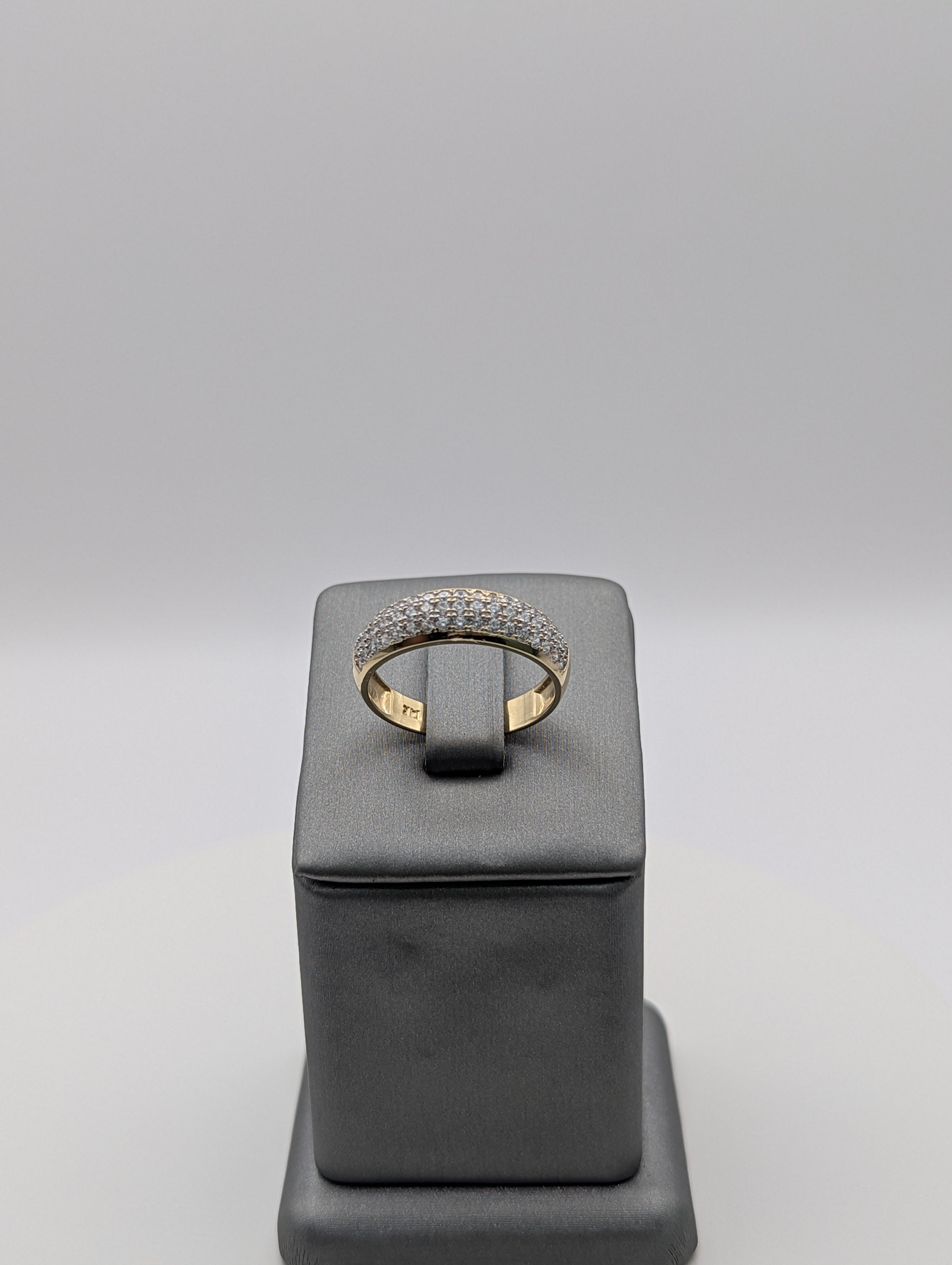 Anillo de boda de oro amarillo de 14K con circonitas cúbicas