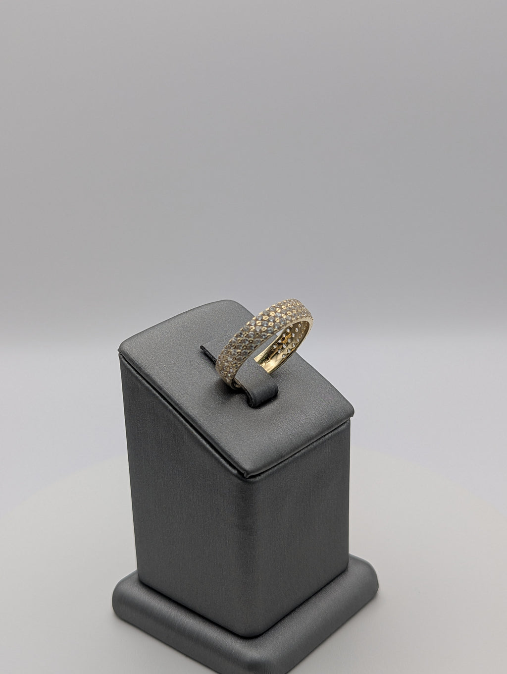 Anillo de boda de oro amarillo de 14K con circonitas cúbicas