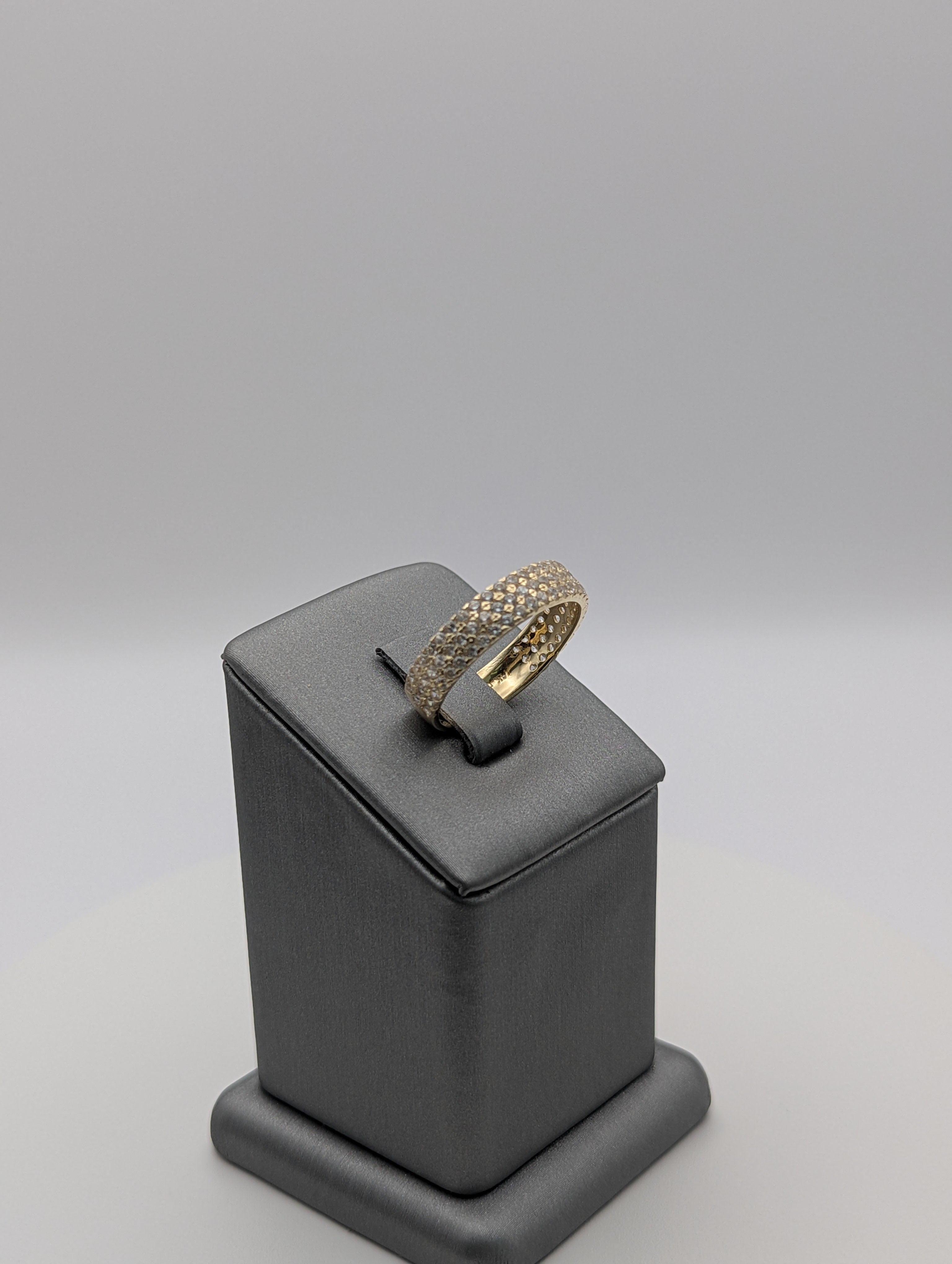 Anillo de boda de oro amarillo de 14K con circonitas cúbicas