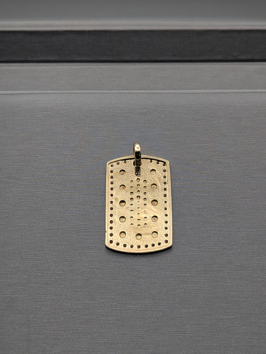 Dije de placa de identificación grabable de oro amarillo de 14K con circonita cúbica