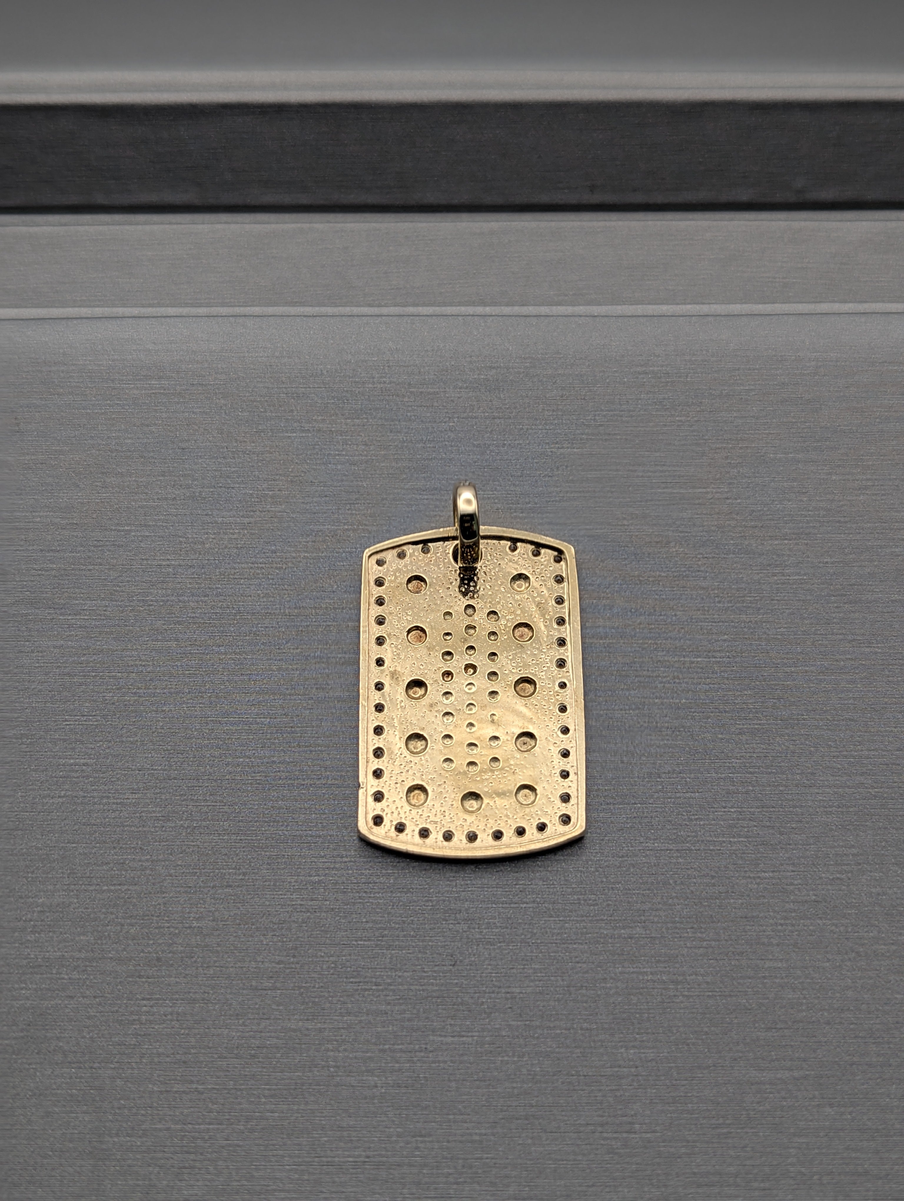 Dije de placa de identificación grabable de oro amarillo de 14K con circonita cúbica