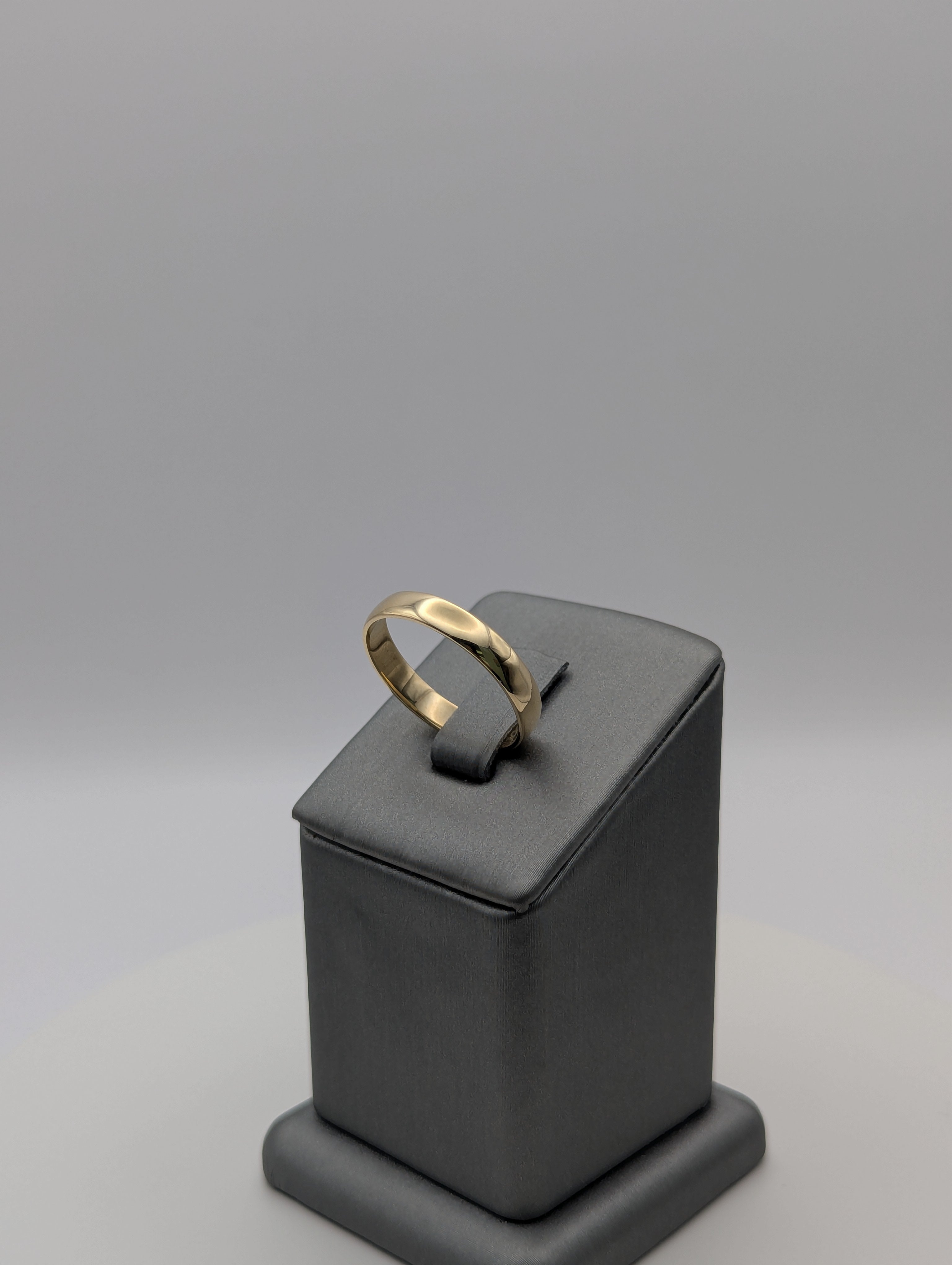 Anillo de boda de oro amarillo de 14 quilates