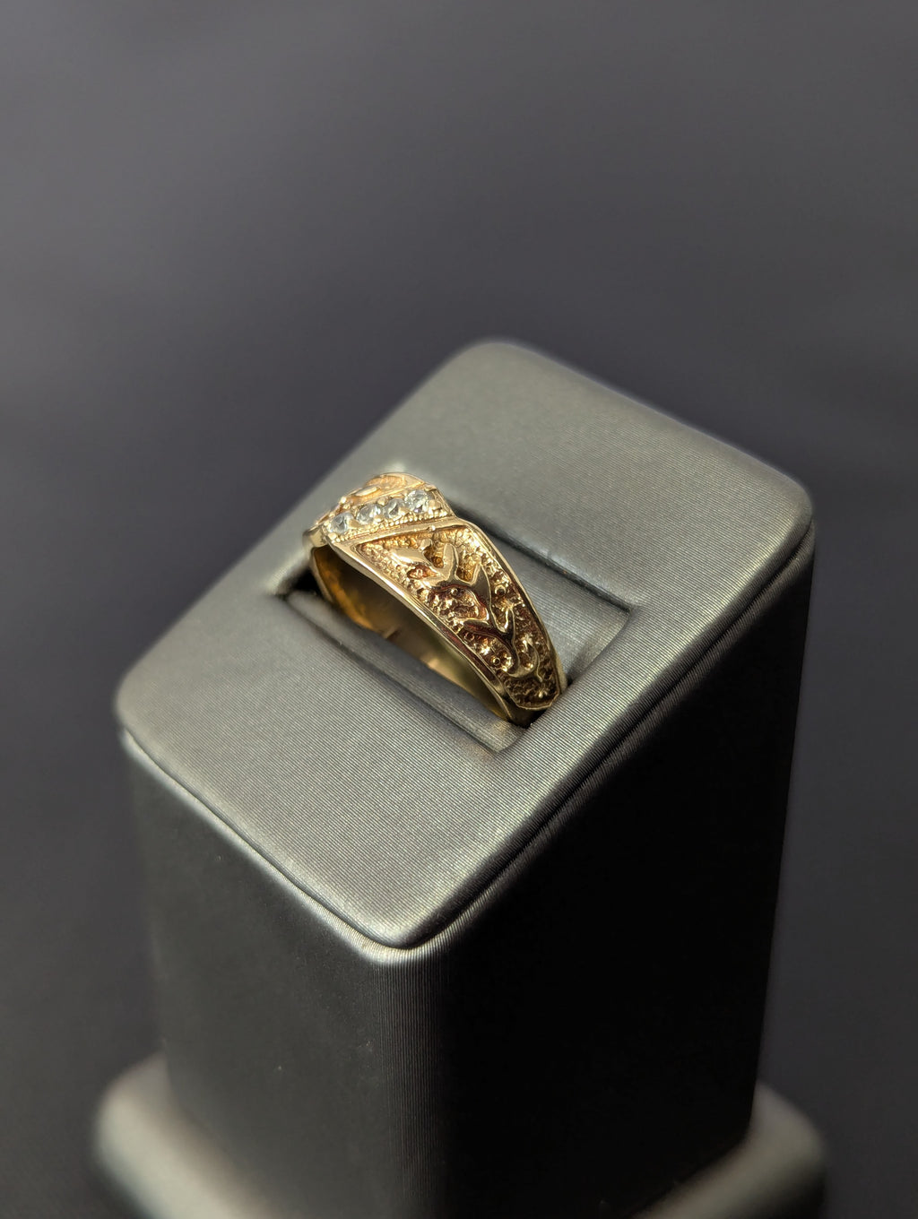 Anillo de filigrana con circonita cúbica de oro amarillo de 14K