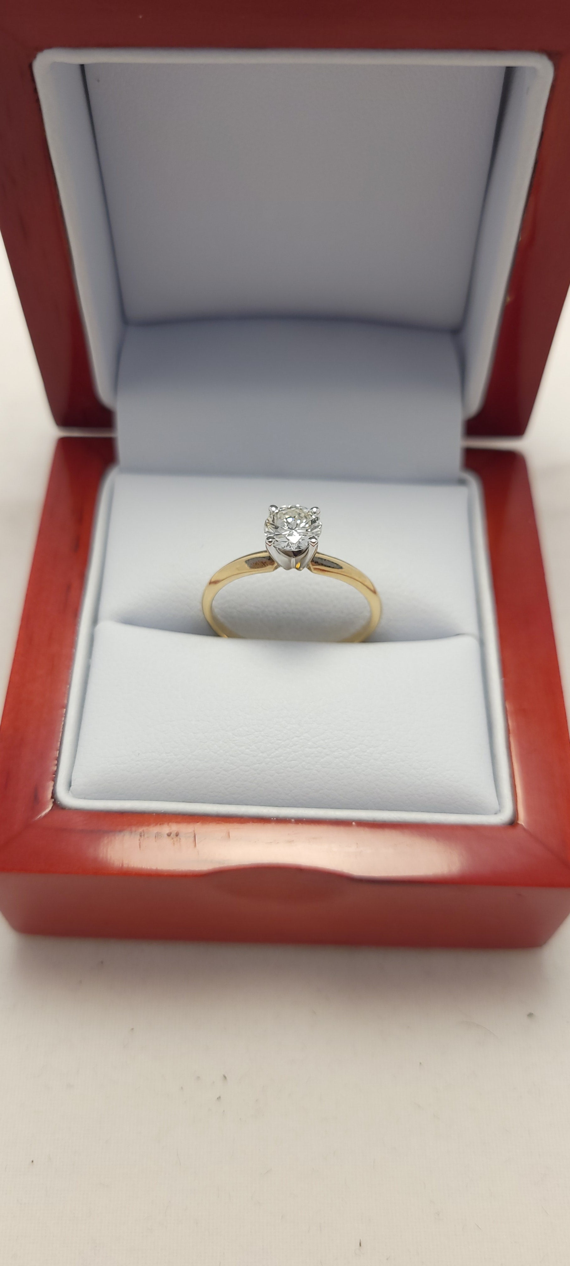 Anillo de oro amarillo de 14K con diamante solitario