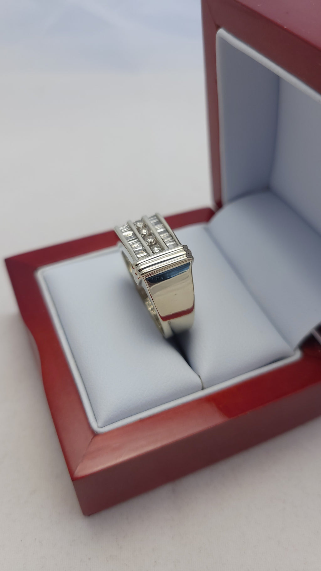 Anillo de oro blanco de 14k con diamantes