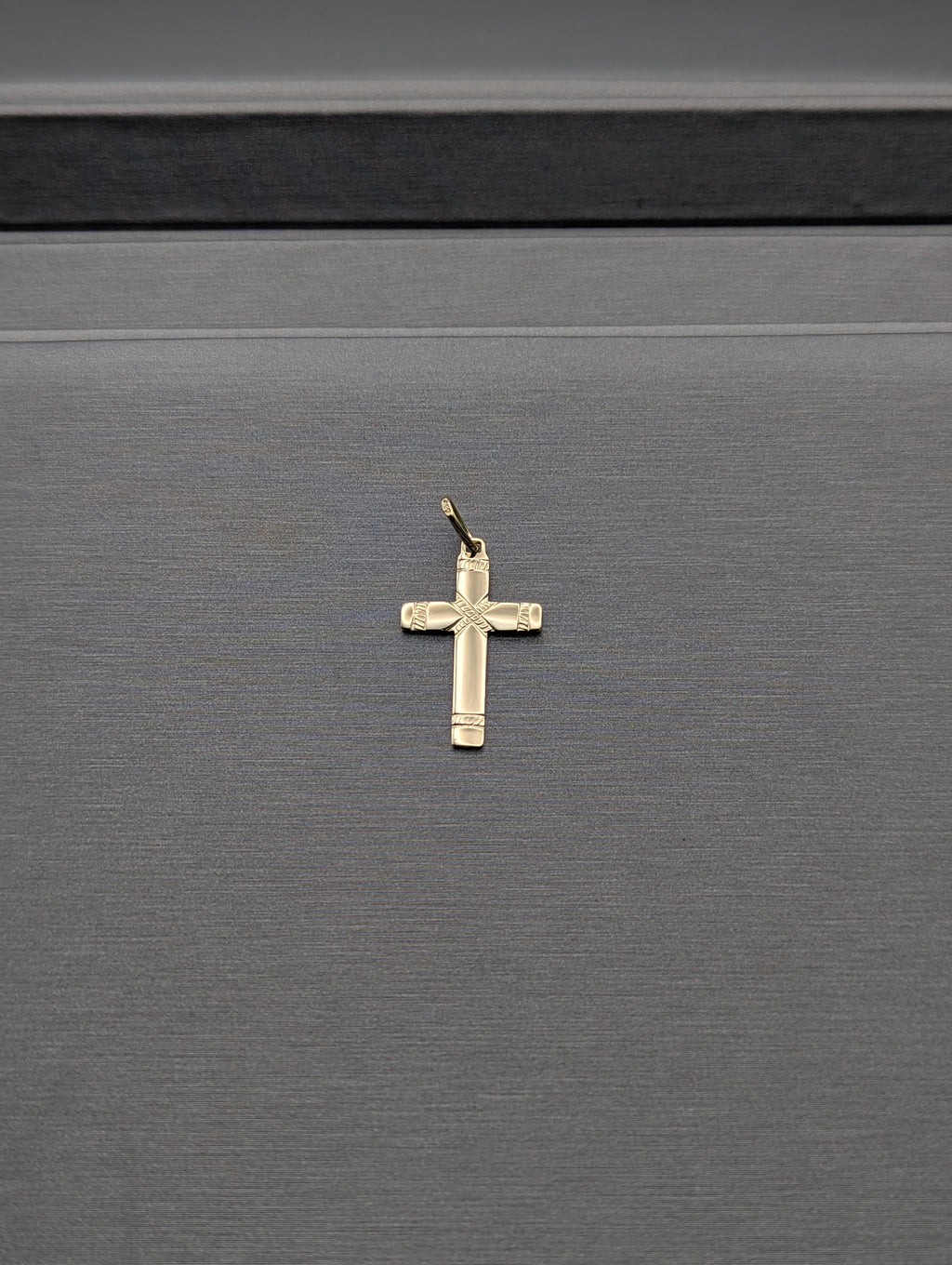 Colgante de cruz de oro amarillo de 14K