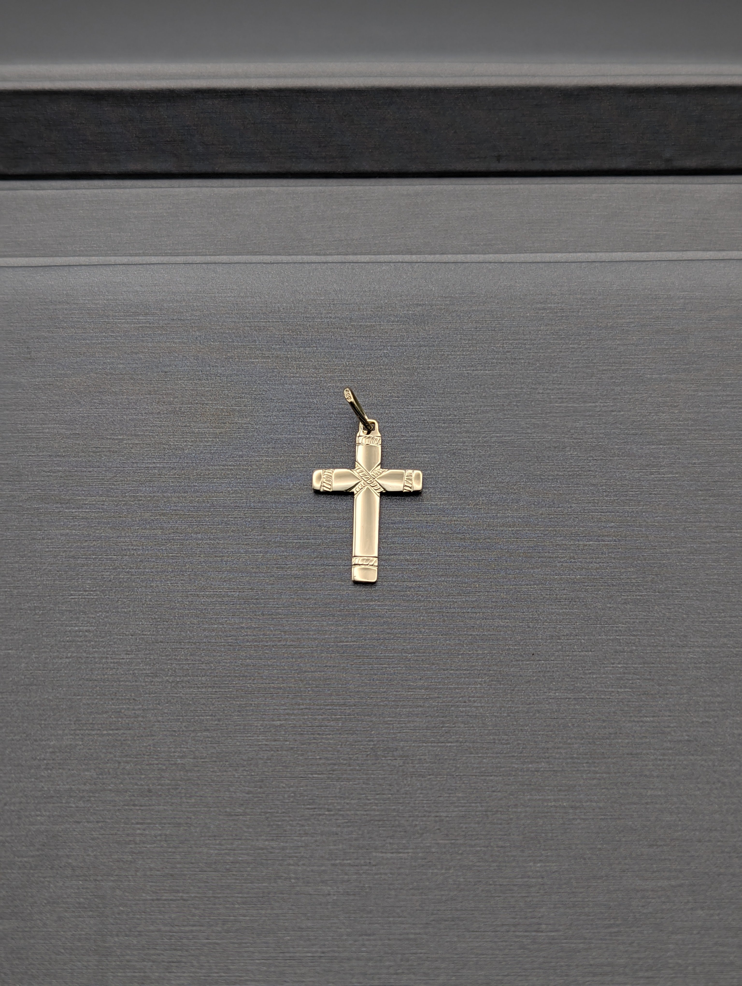 Colgante de cruz de oro amarillo de 14K