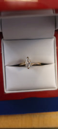 Anillo solitario de diamante marquesa de oro amarillo de 14K