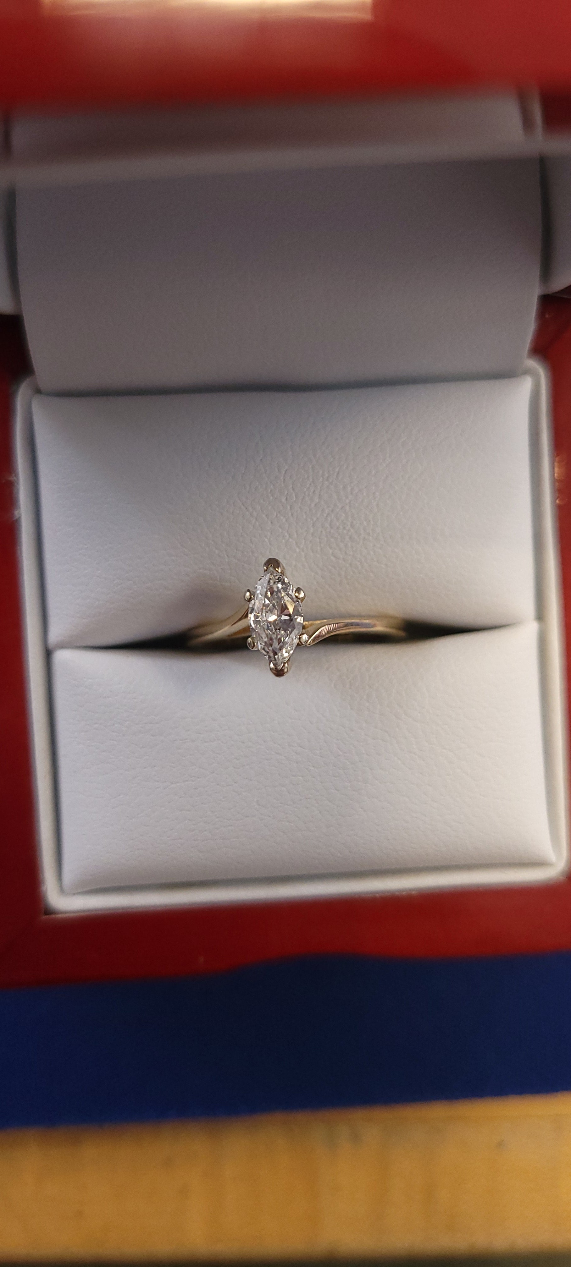 Anillo solitario de diamante marquesa de oro amarillo de 14K