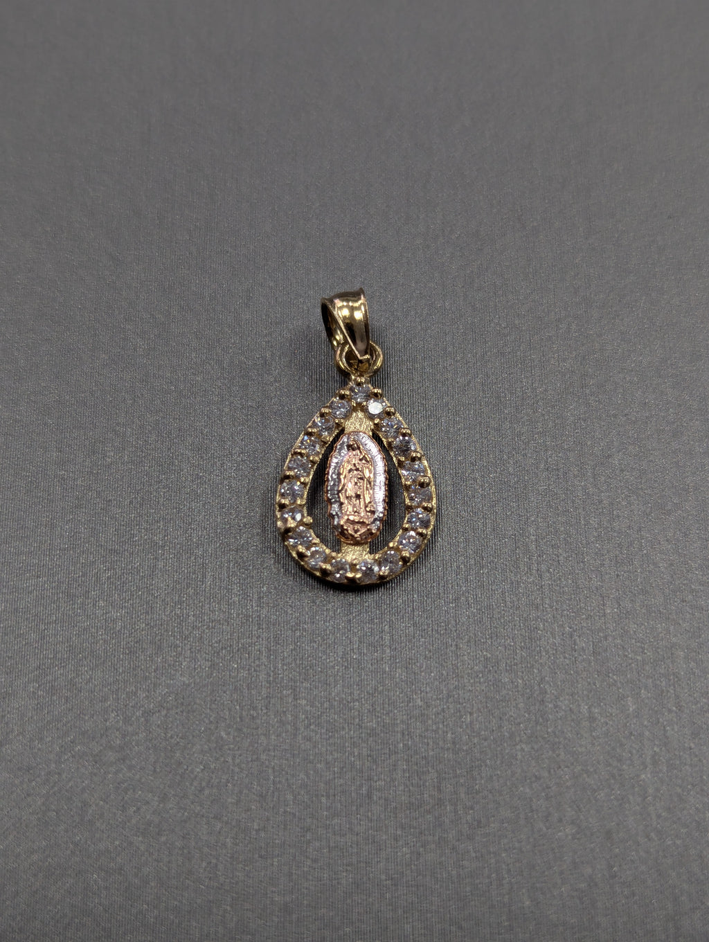 Colgante de oro tricolor de 14K con la Virgen de Guadalupe