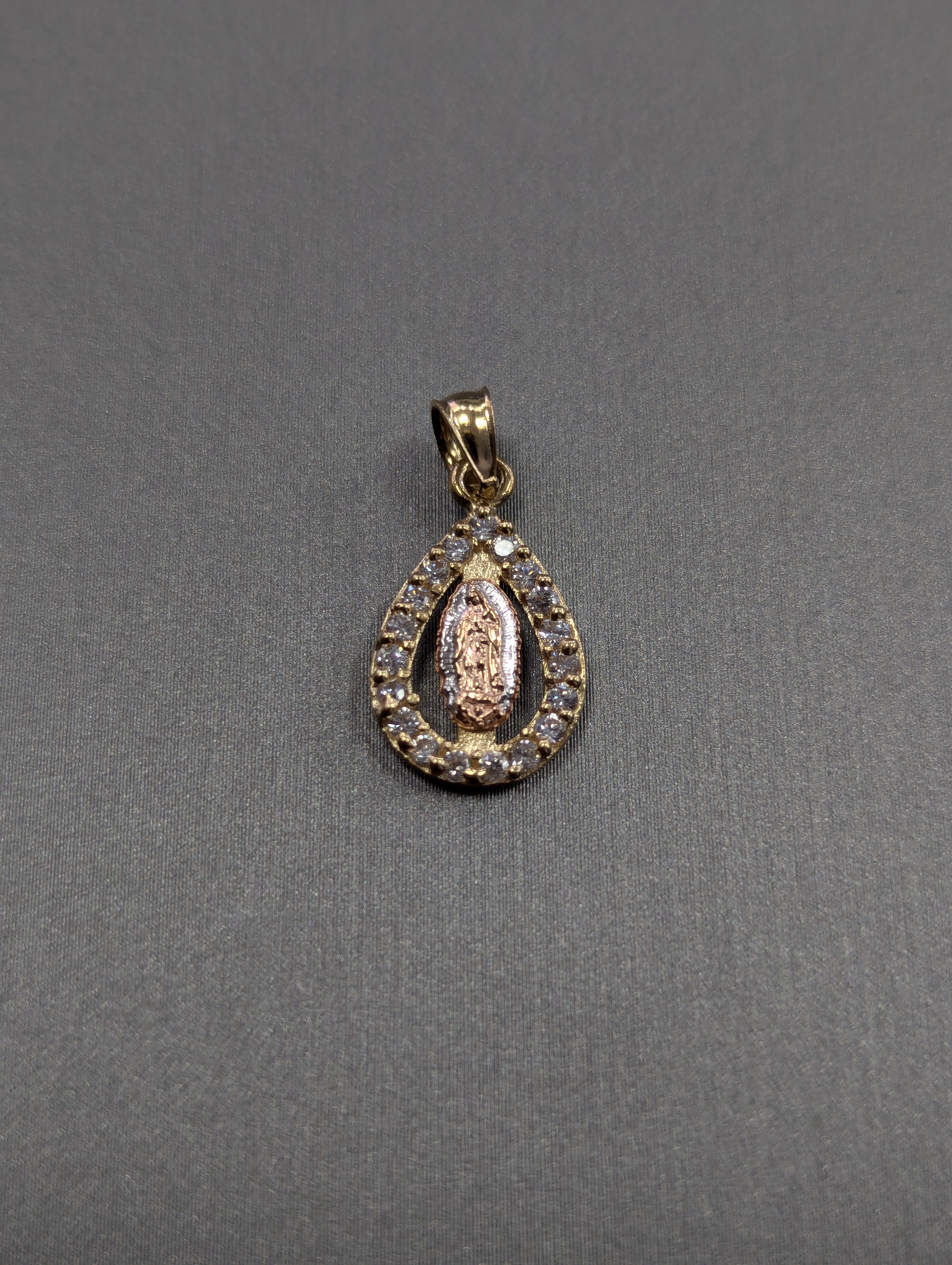 Colgante de oro tricolor de 14K con la Virgen de Guadalupe