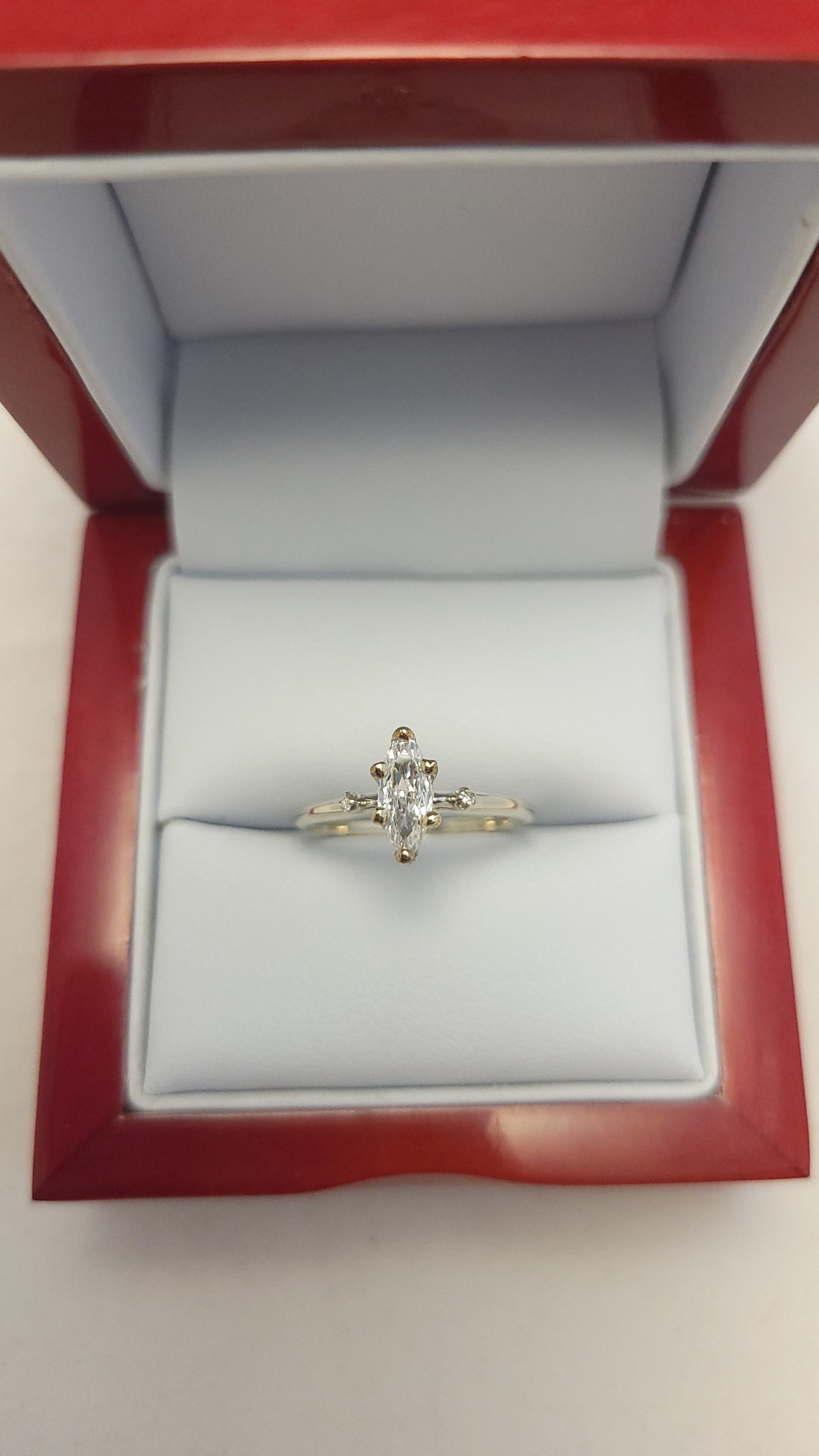 Anillo con diamante talla marquesa de oro blanco de 14K