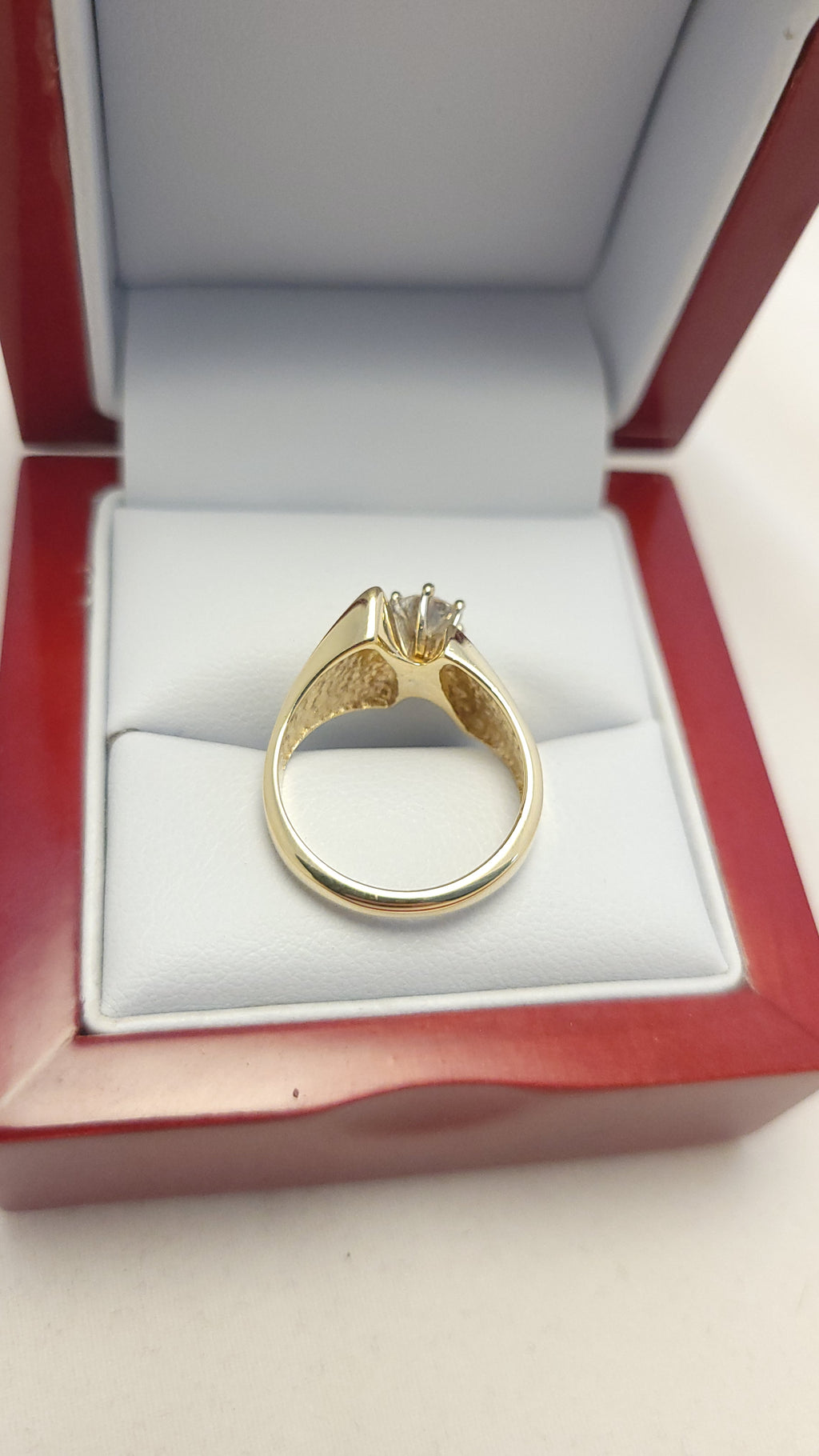 Anillo solitario de diamante de oro amarillo de 14K