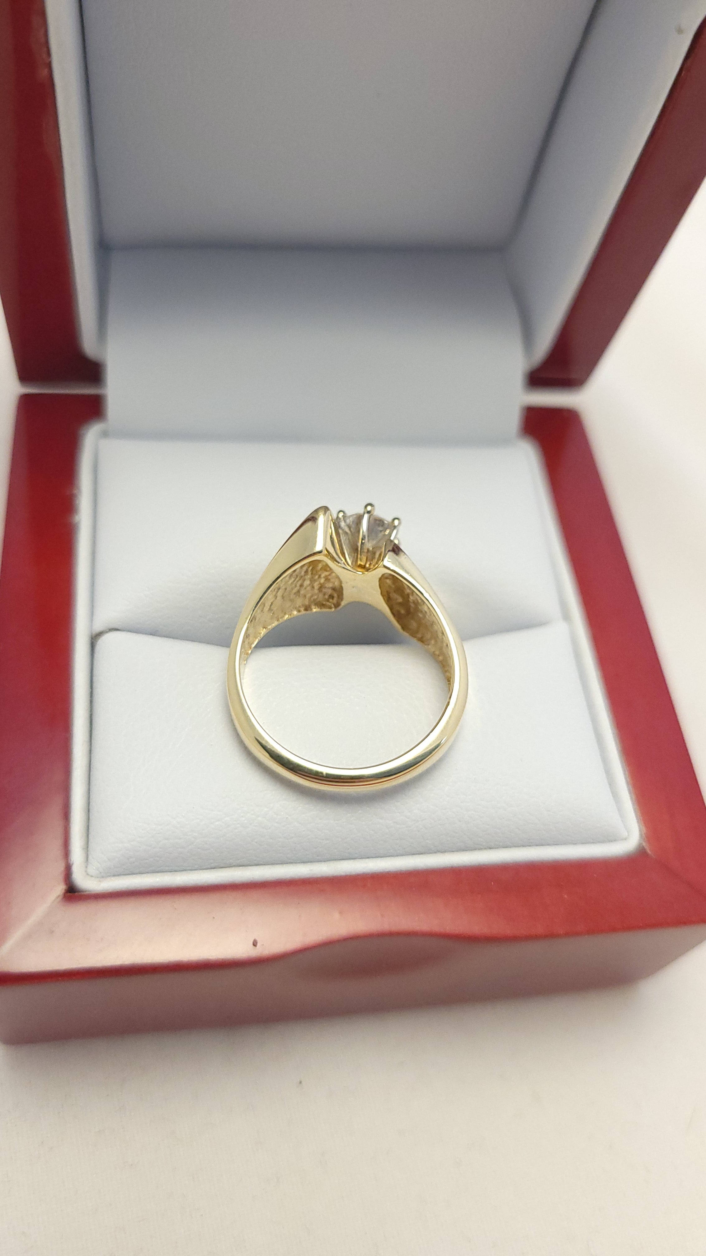 Anillo solitario de diamante de oro amarillo de 14K