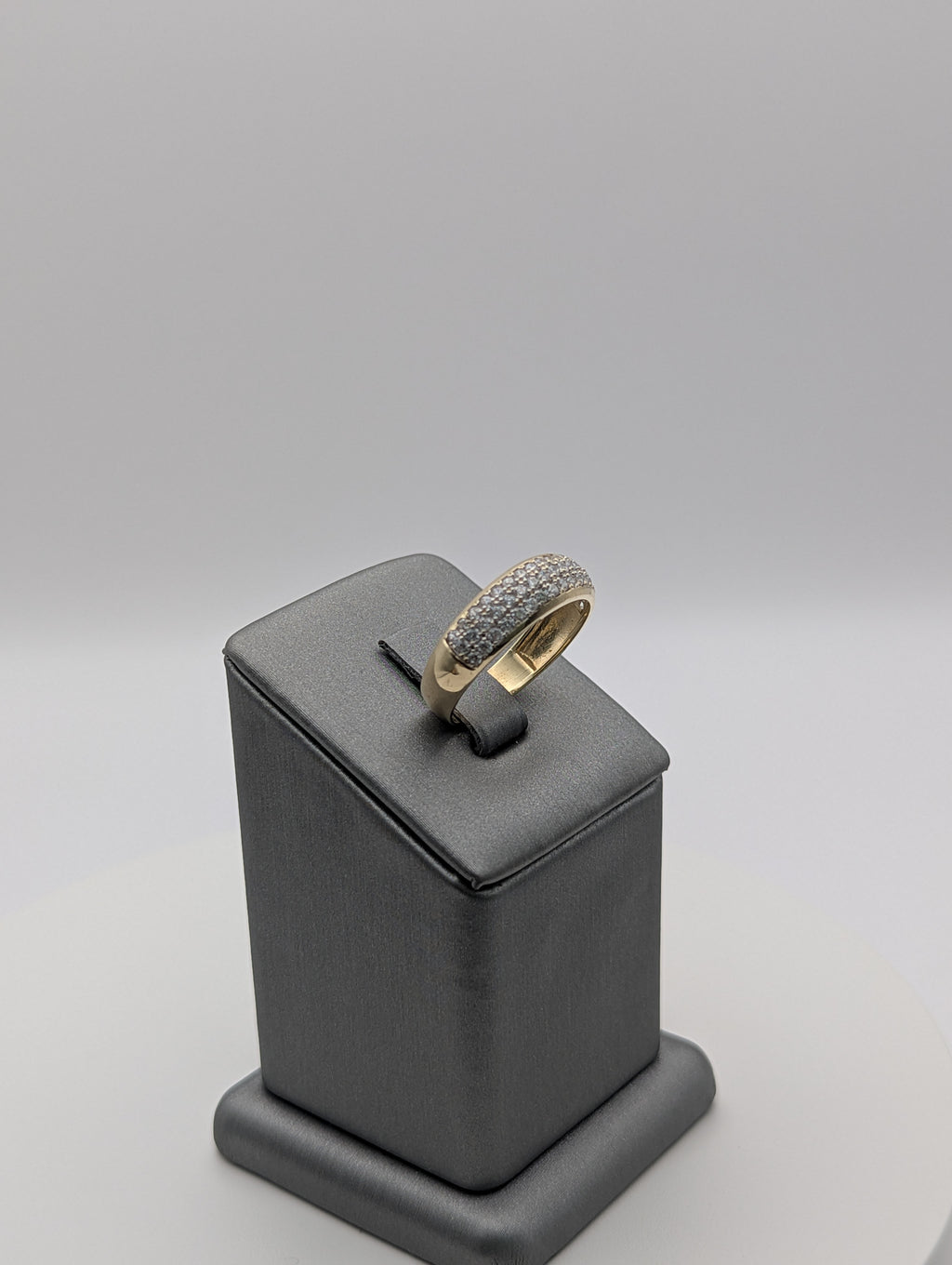 Anillo de boda de oro amarillo de 14K con circonitas cúbicas