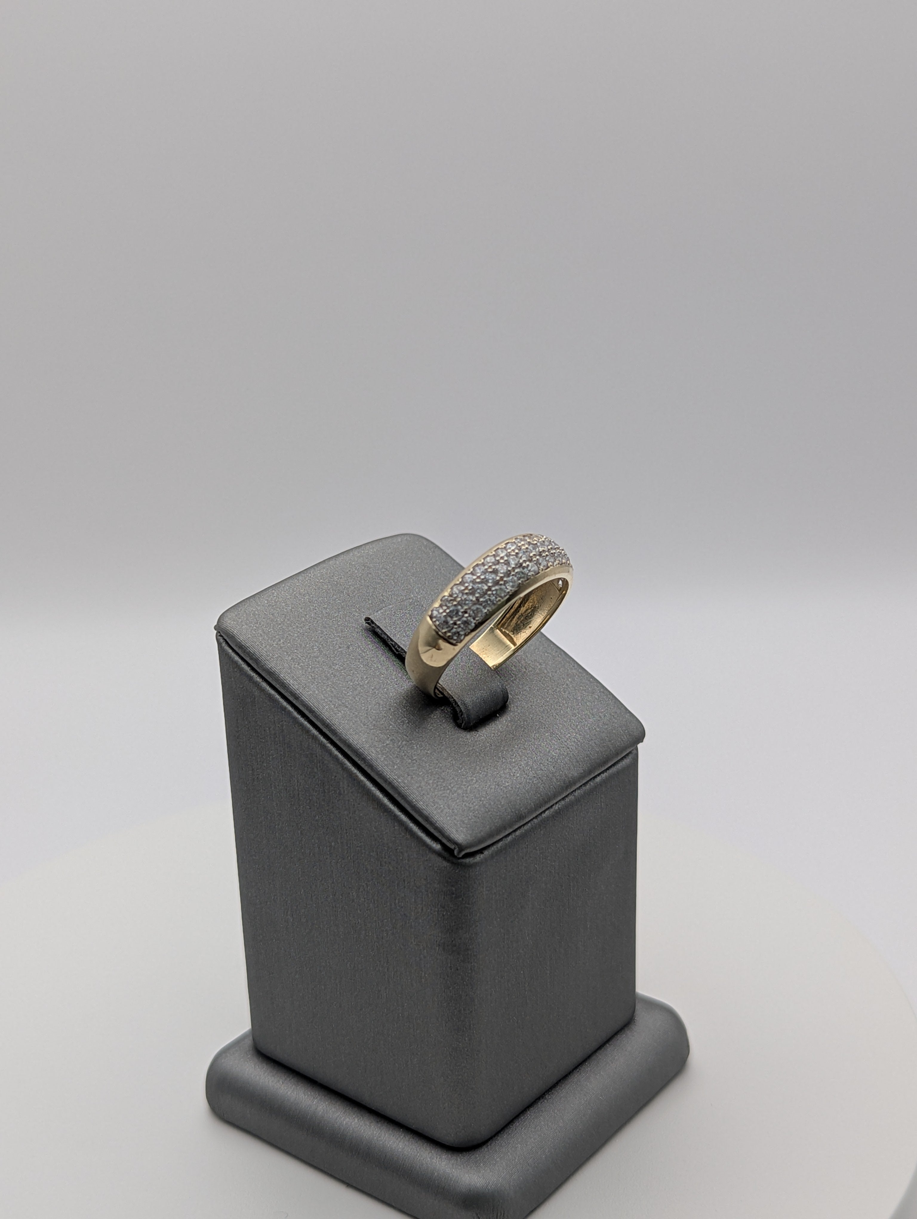 Anillo de boda de oro amarillo de 14K con circonitas cúbicas