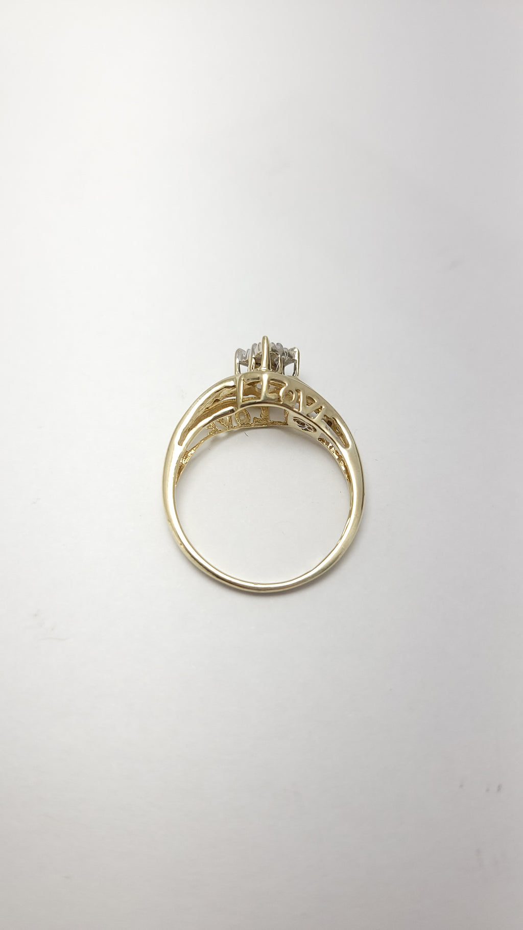 Anillo de Diamantes de Fantasía de 10K con la palabra "Love"