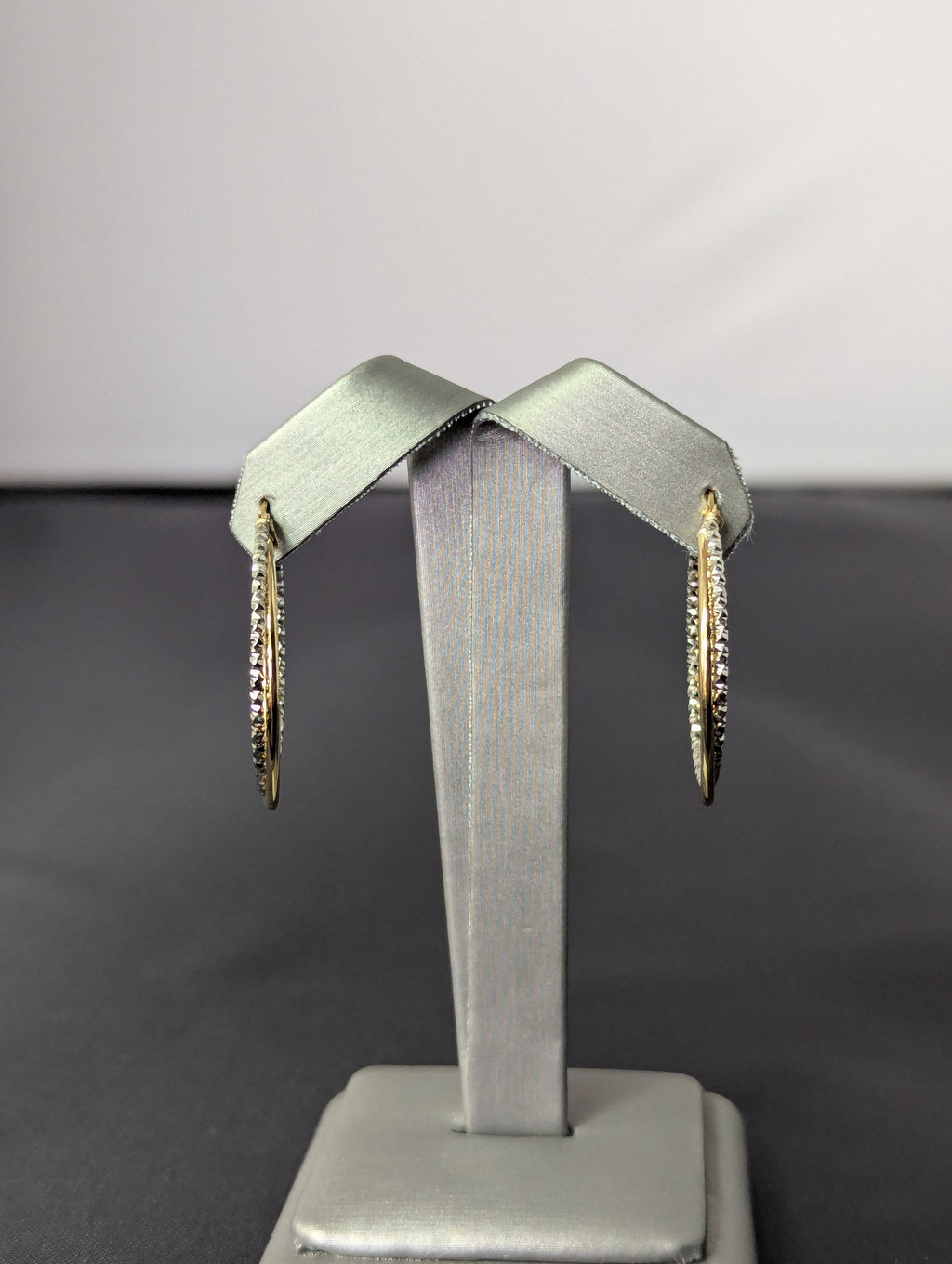 Arracadas torcidas de oro amarillo y blanco de 14K con corte de diamante