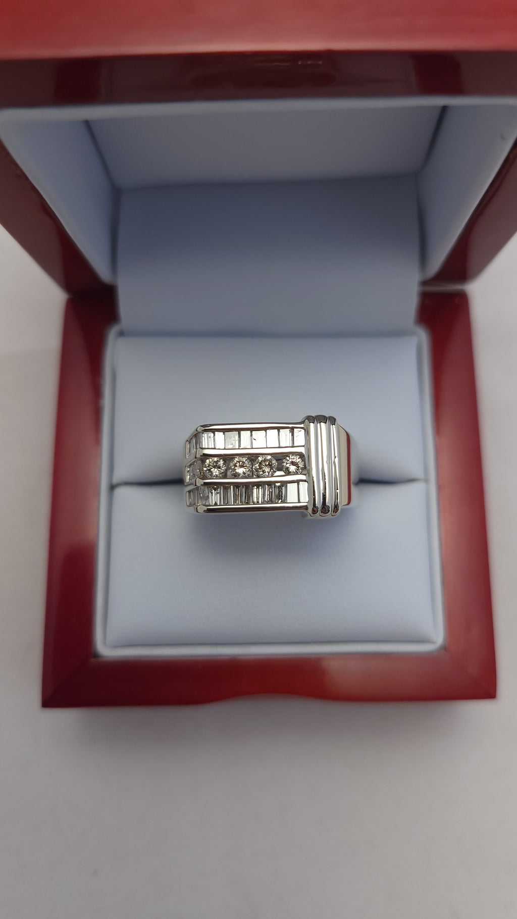 Anillo de oro blanco de 14k con diamantes