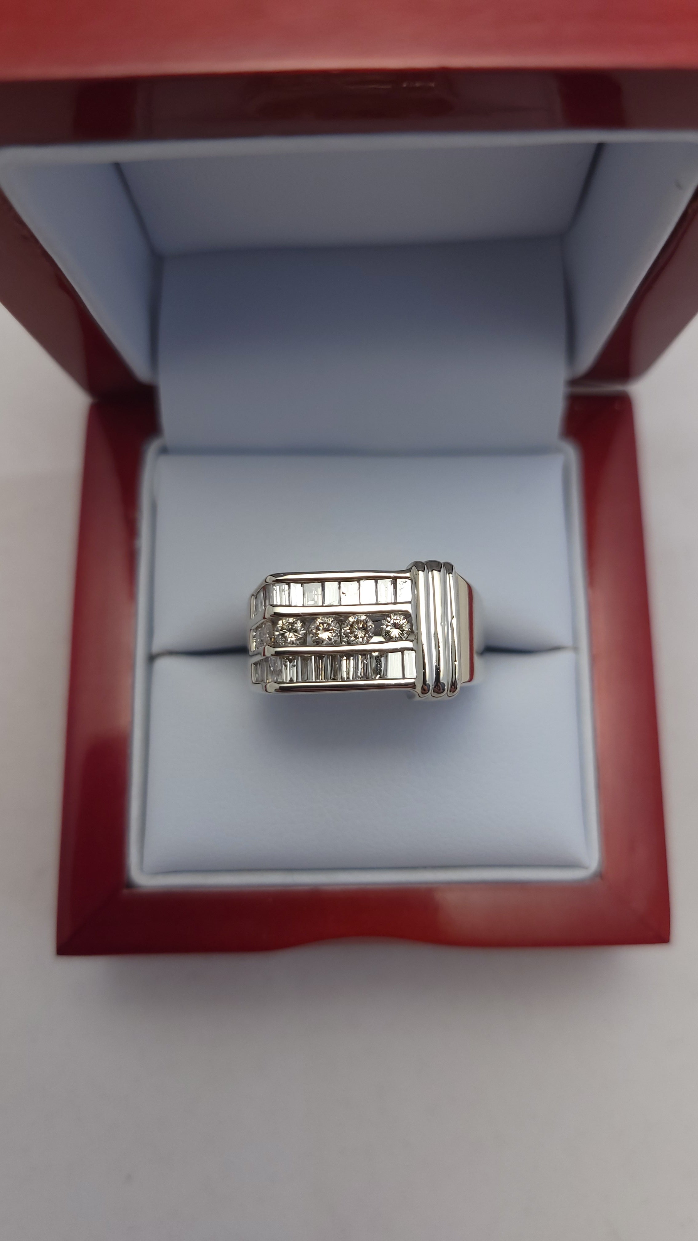 Anillo de oro blanco de 14k con diamantes