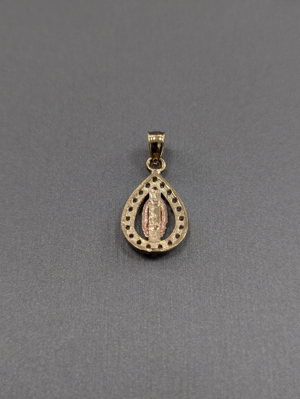 Colgante de oro tricolor de 14K con la Virgen de Guadalupe