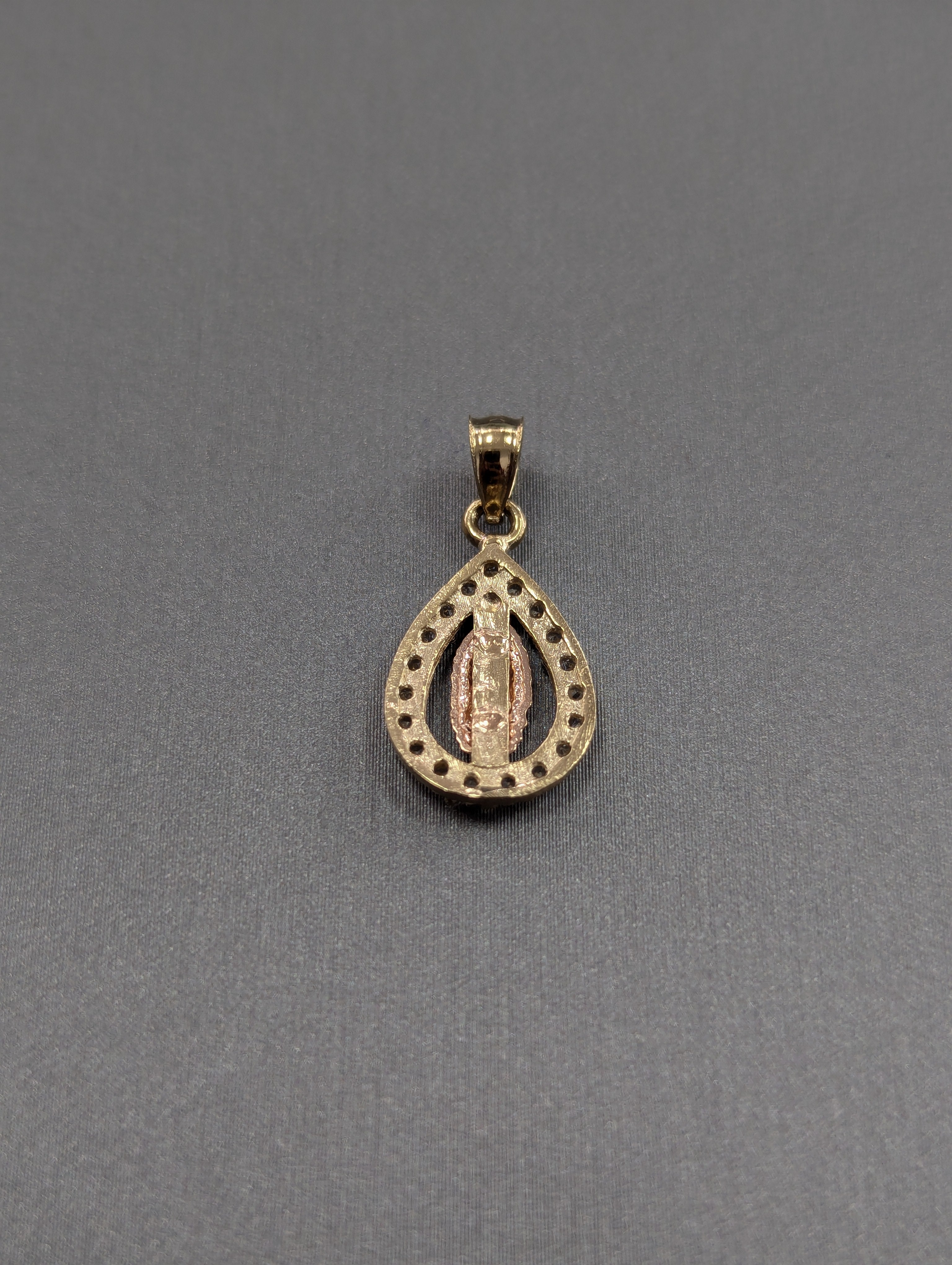 Colgante de oro tricolor de 14K con la Virgen de Guadalupe