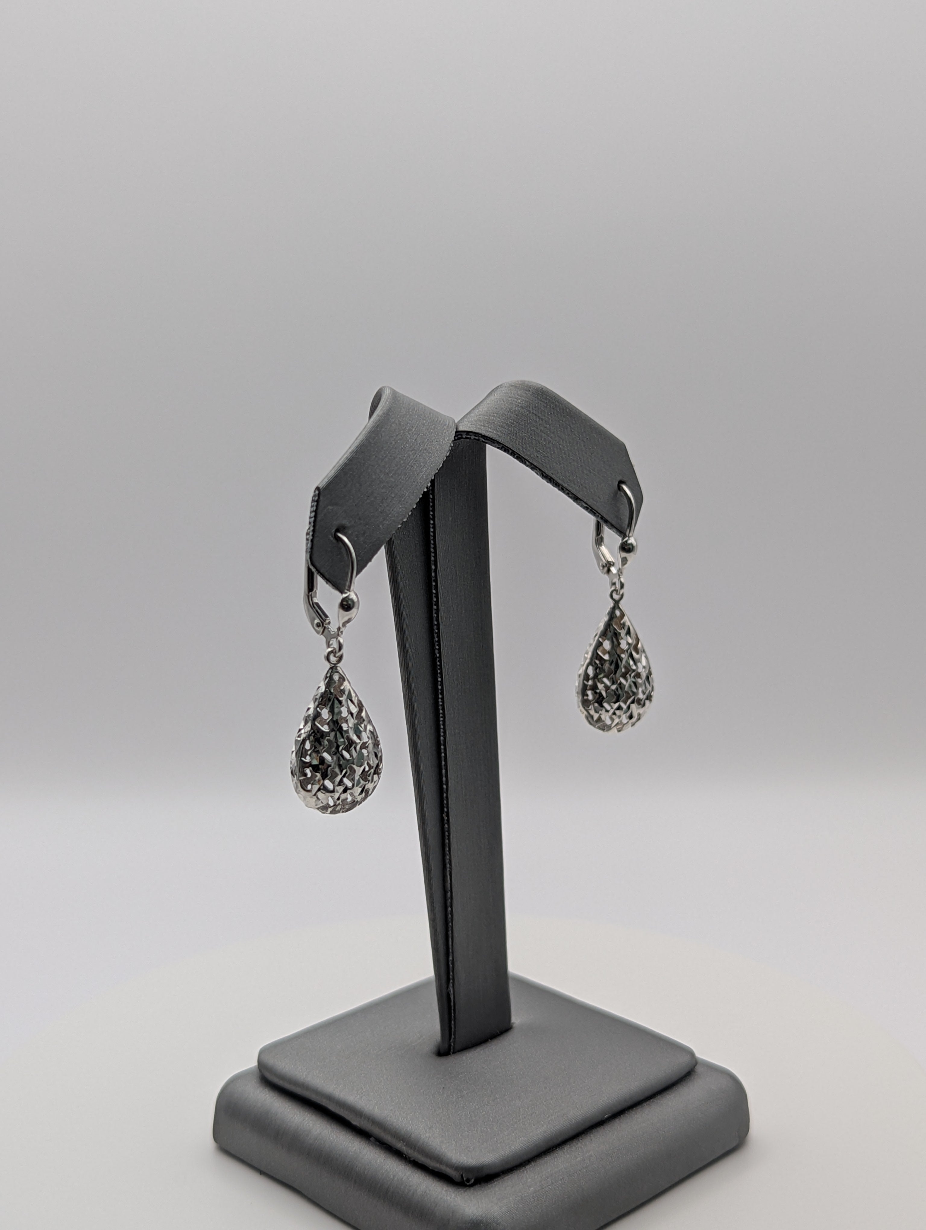 Pendientes de lágrima de oro blanco de 14K con corte de diamante