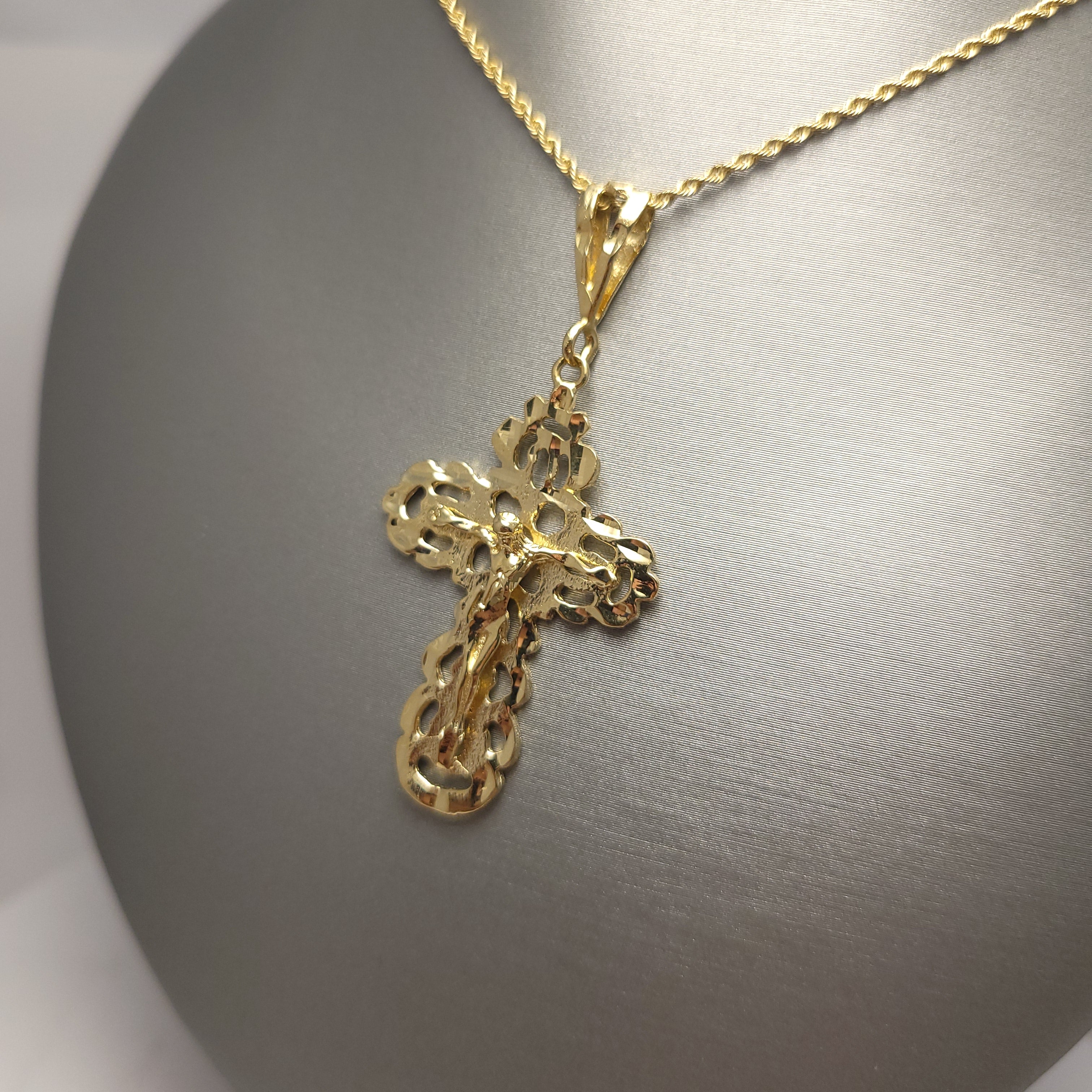Colgante de oro de 14 quilates con forma de pepita y crucifijo