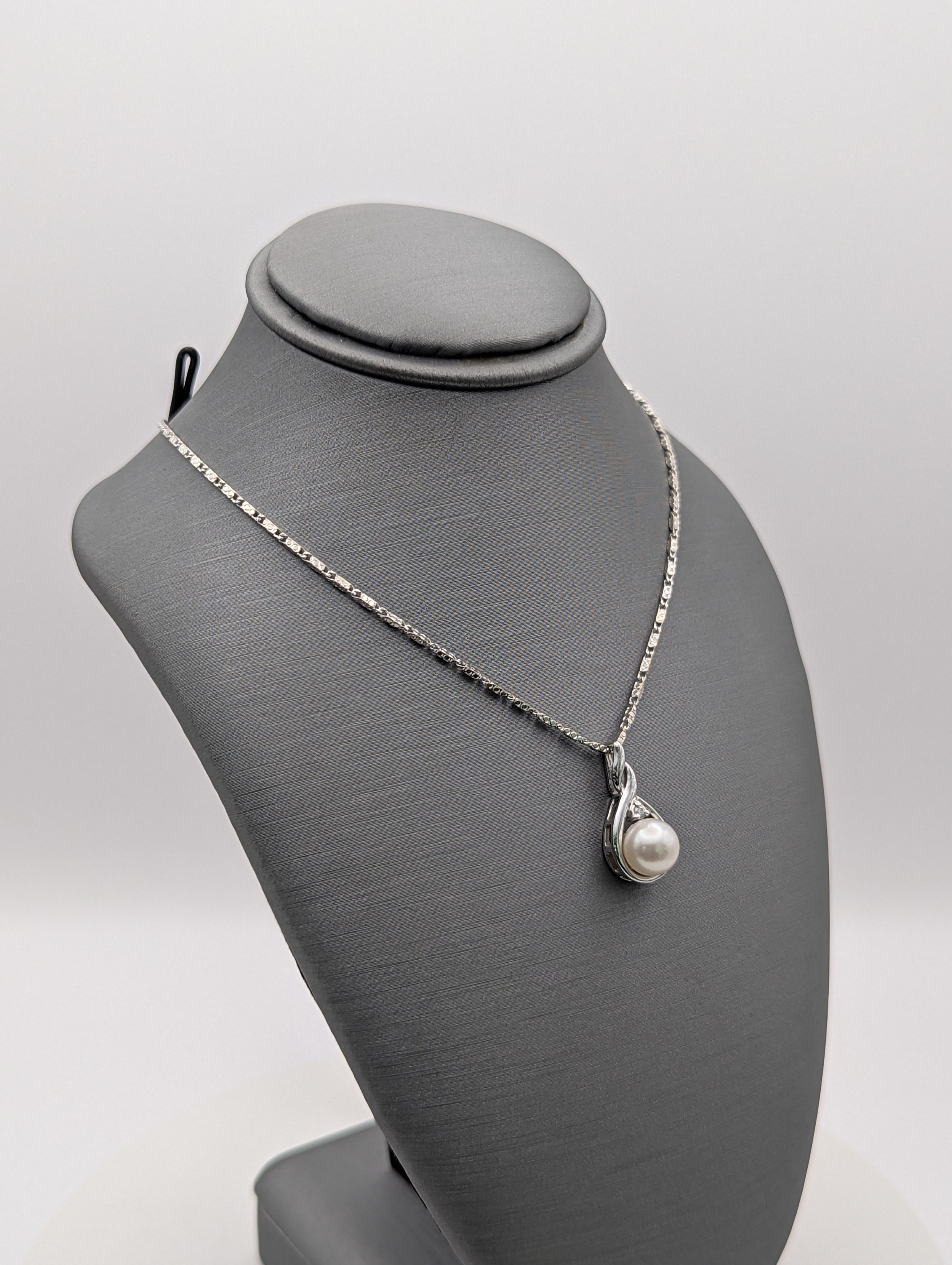Cadena de perlas con diamante y oro blanco de 14 quilates