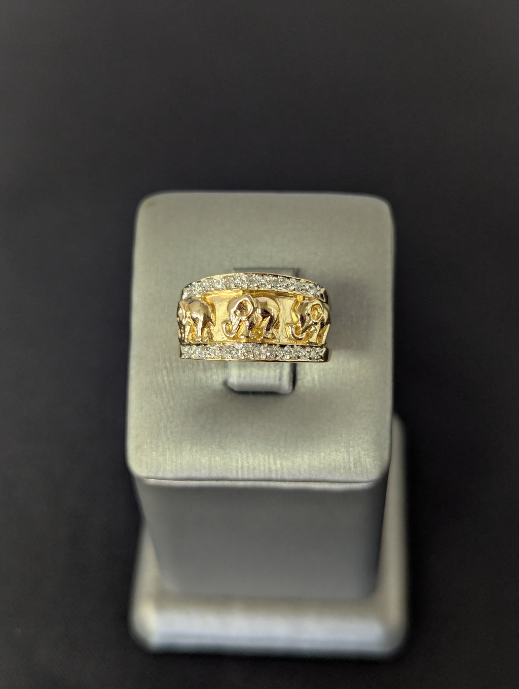 Anillo de tres elefantes en oro amarillo de 14K con circonitas cúbicas