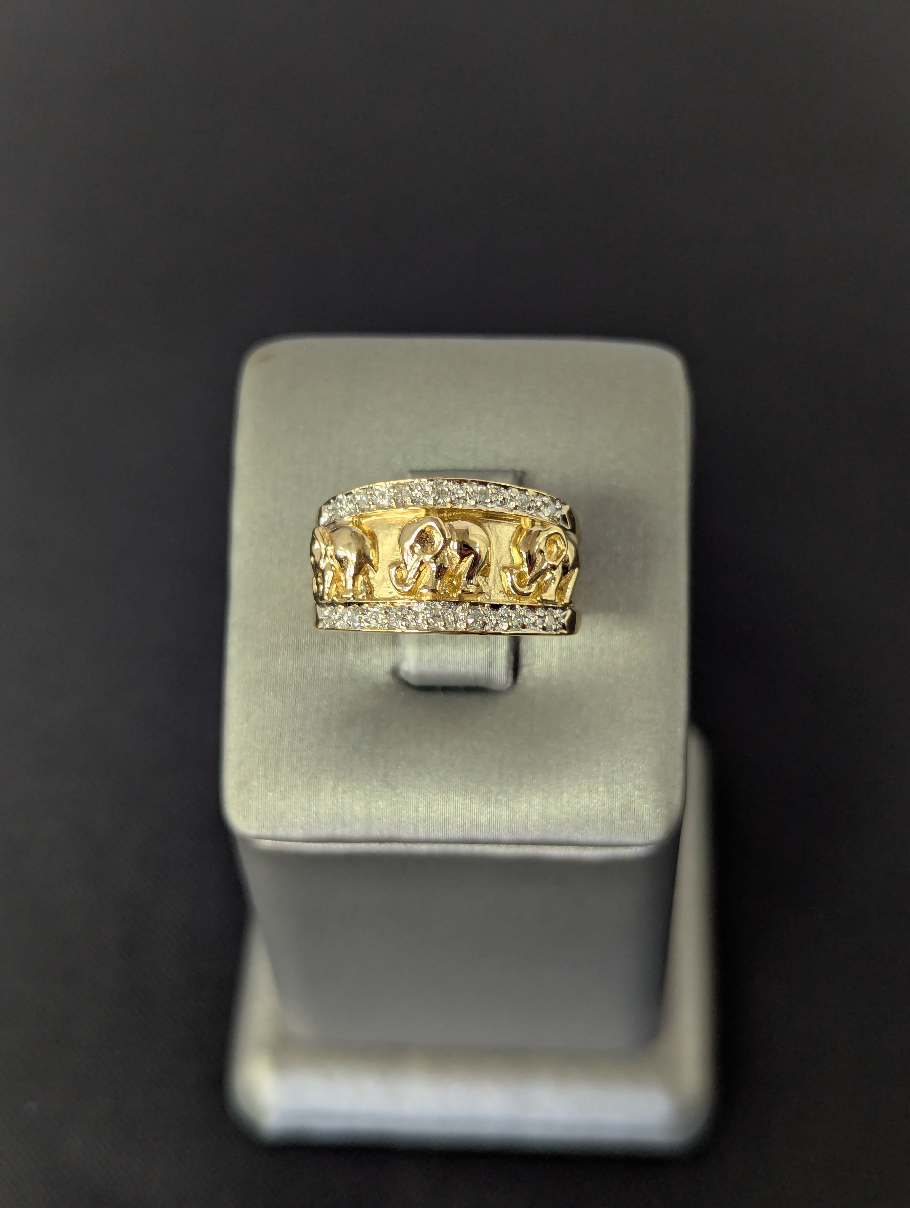 Anillo de tres elefantes en oro amarillo de 14K con circonitas cúbicas