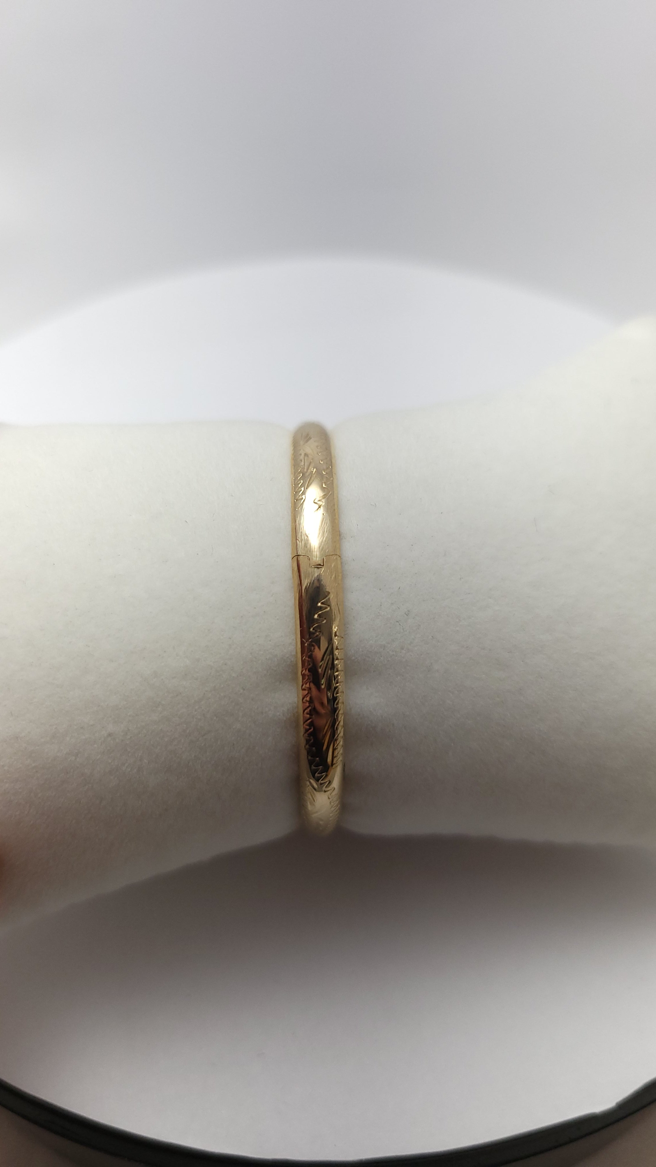 10K YG Dia-Cut Bangle