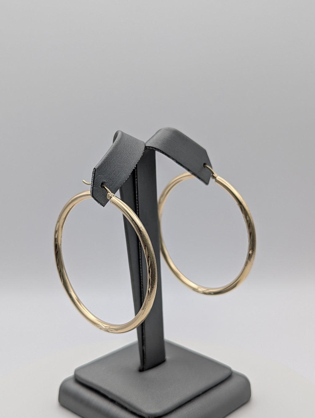 Pendientes de aro de oro amarillo de 14 quilates con corte de diamante y acabado satinado