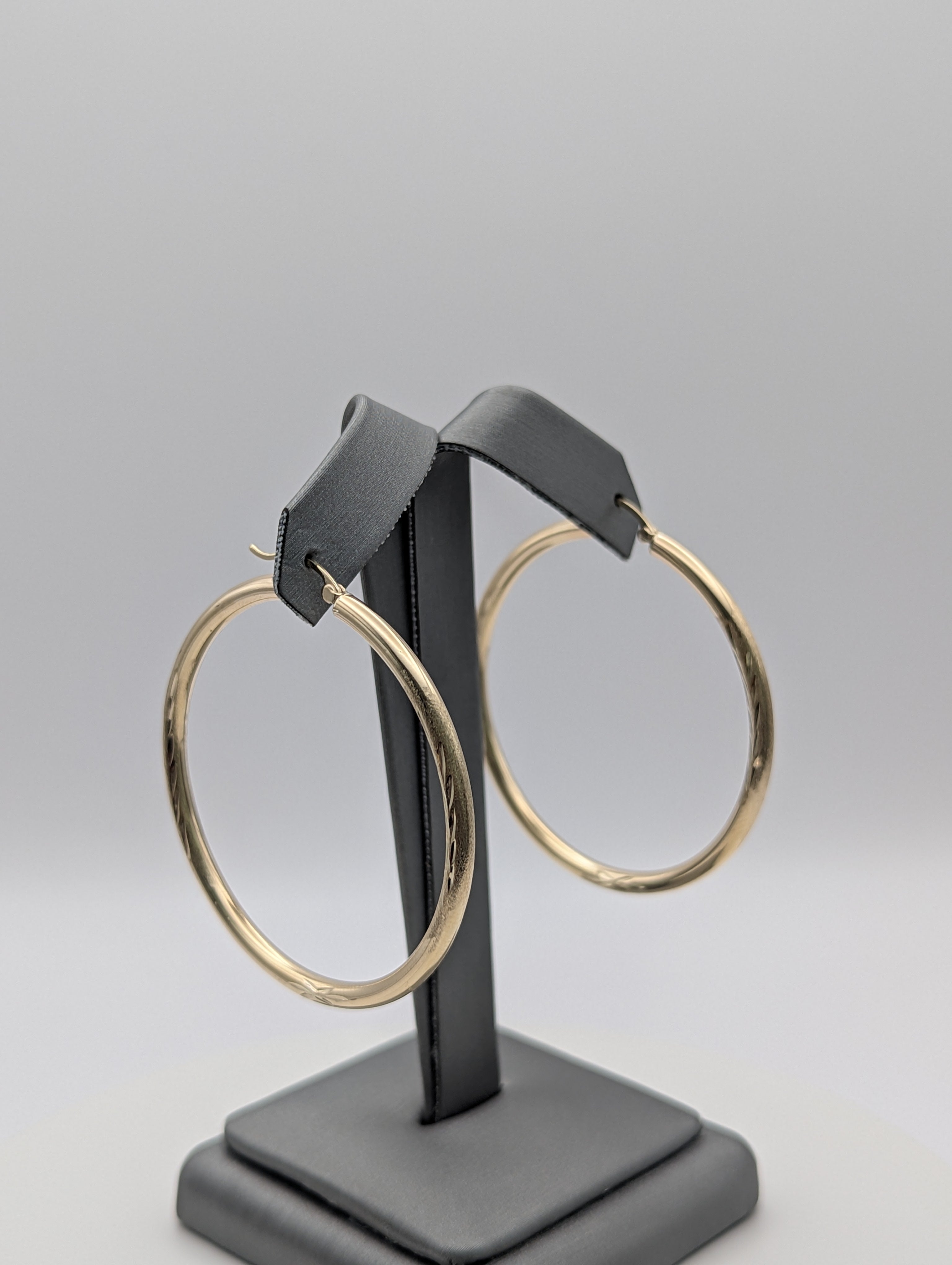 Pendientes de aro de oro amarillo de 14 quilates con corte de diamante y acabado satinado