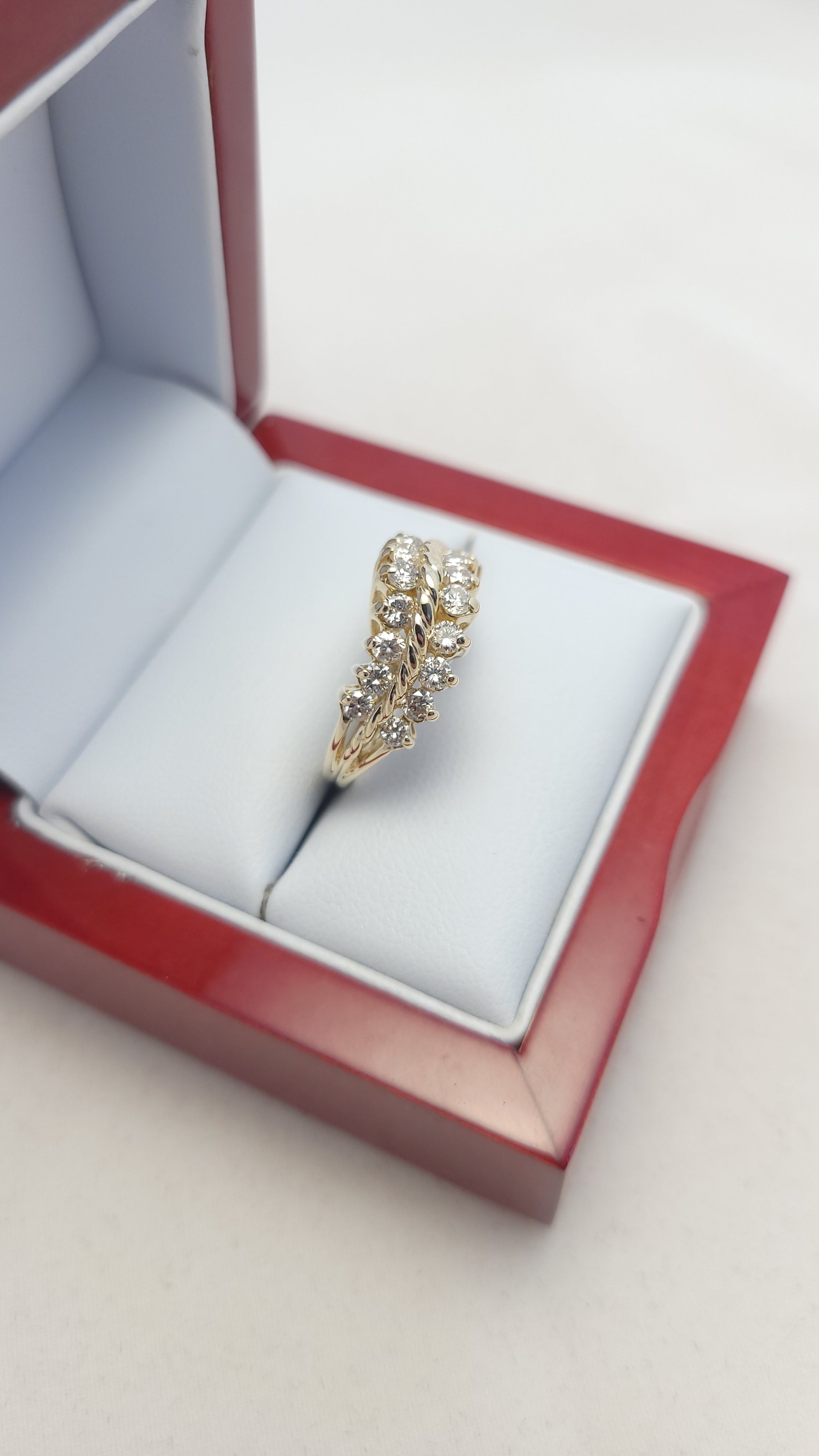 Anillo de oro amarillo de 14K con dos filas de diamantes fantasía